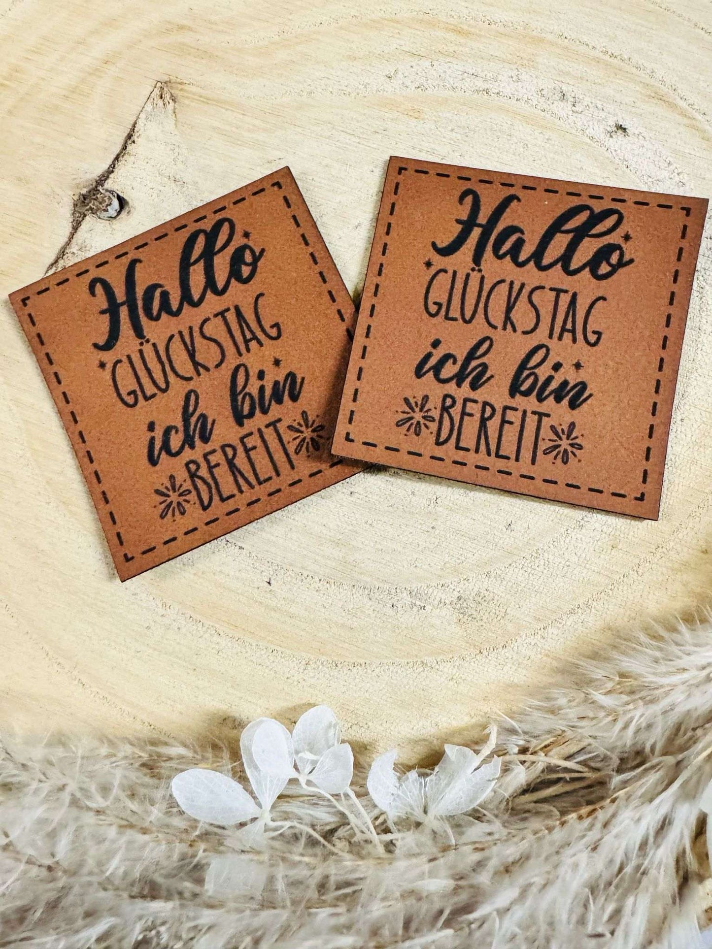 superweiches braunes Kunstlederlabel mit dem Spruch Hallo Glückstagich bin bereit