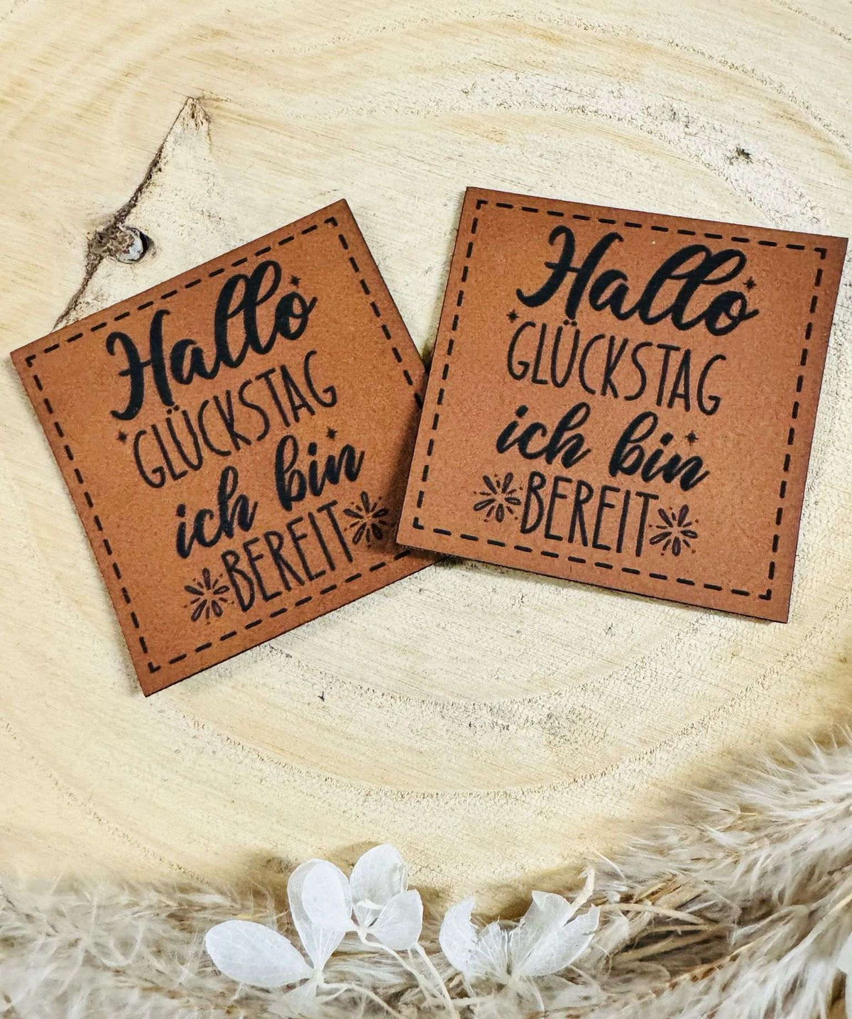 superweiches braunes Kunstlederlabel mit dem Spruch Hallo Glückstagich bin bereit