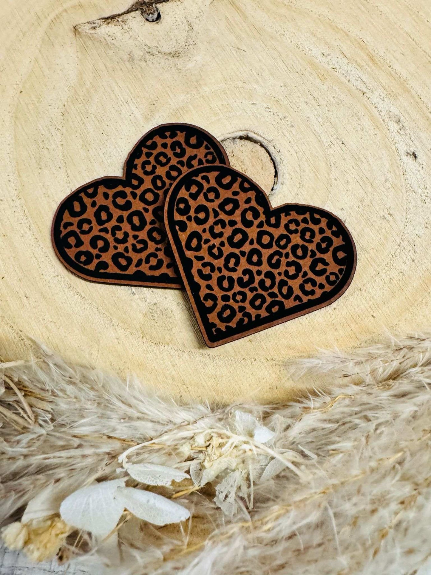 superweiches braunes Kunstlederlabel in Herzform mit kleinen Adrücken von Pfoten