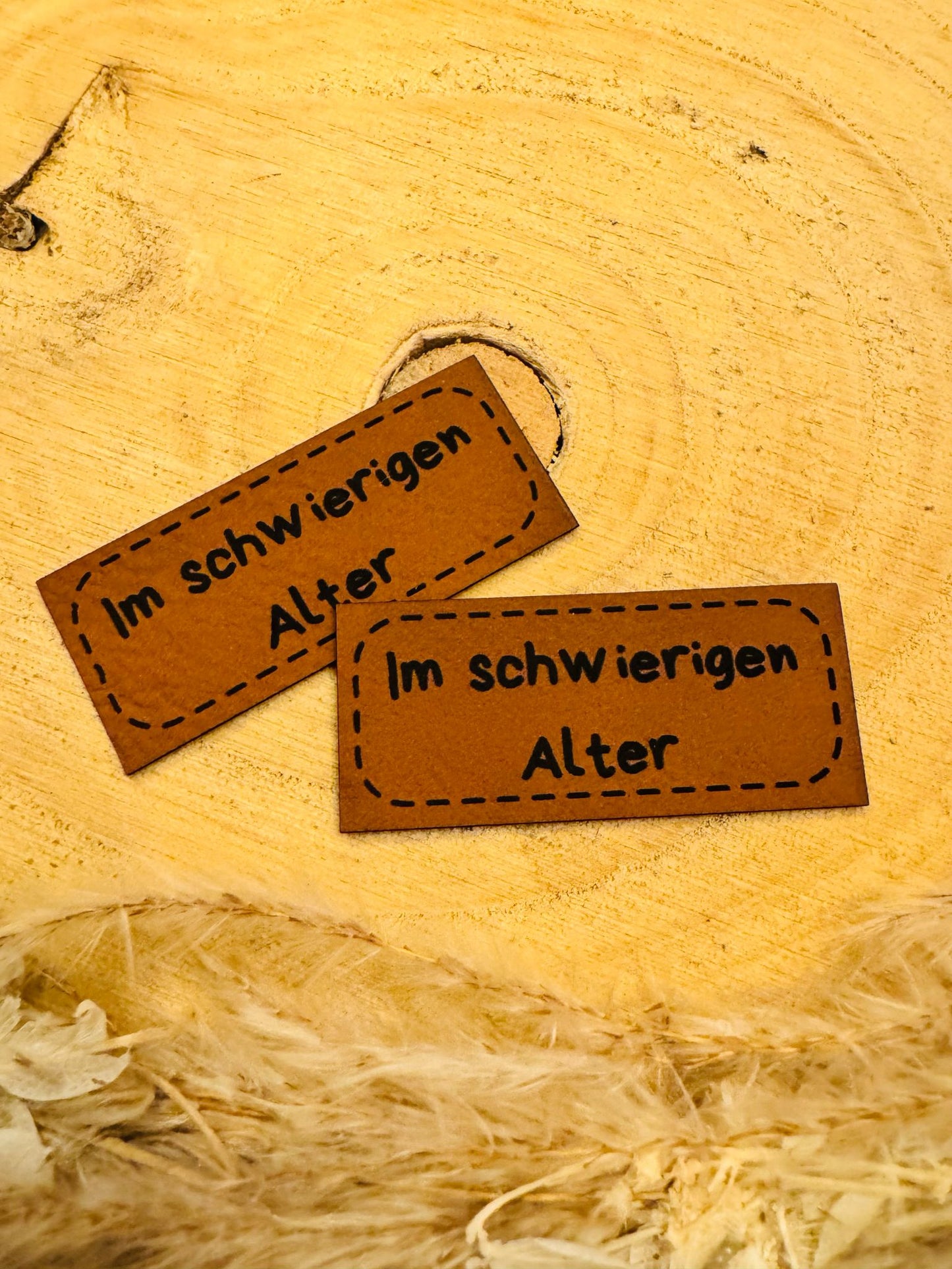 superweiches braunes Kunstlederlabel mit dem Spruch Im schwierigen Alter