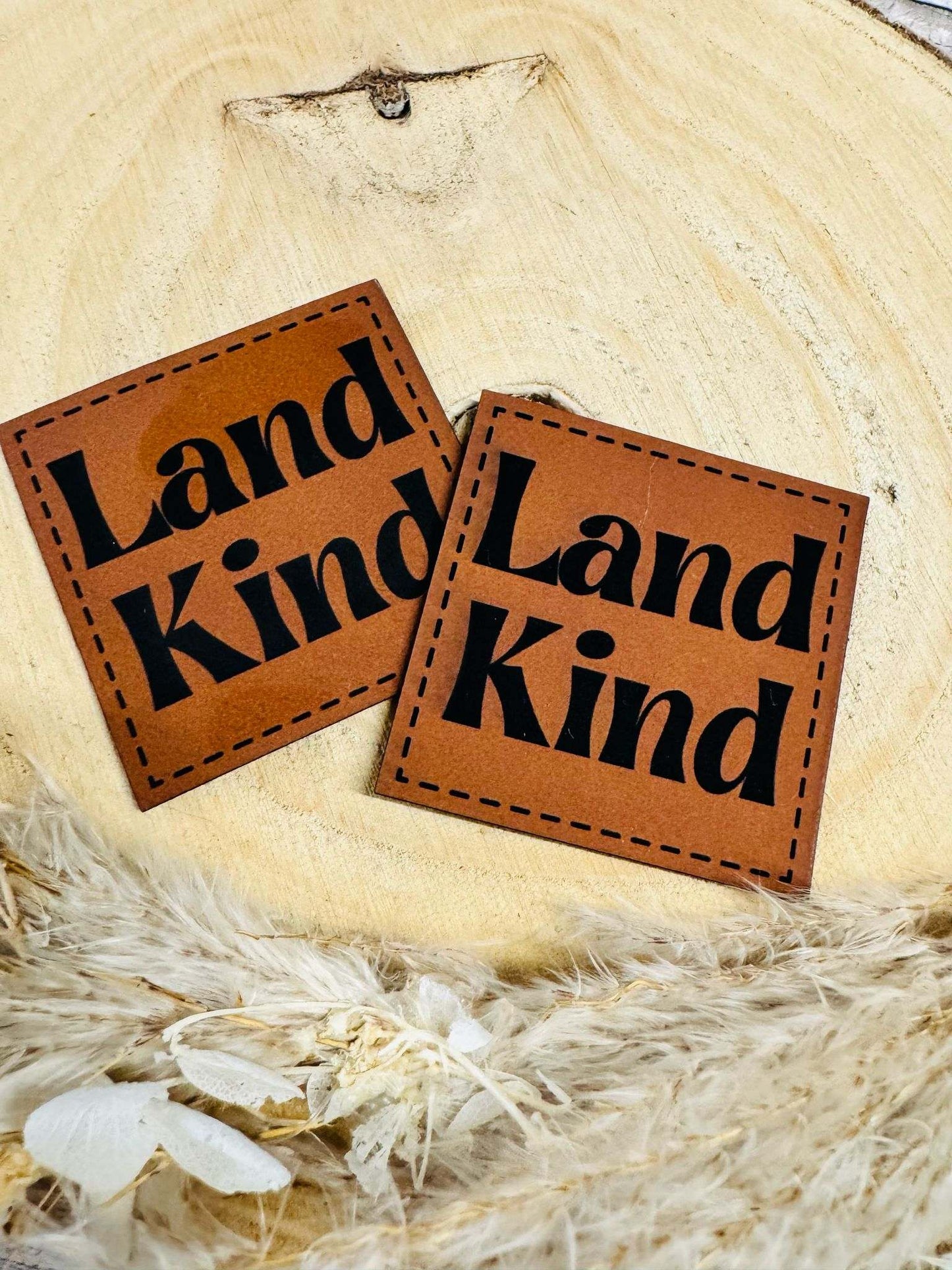 superweiches braunes Kunstlederlabel mit dem Wort LandKind