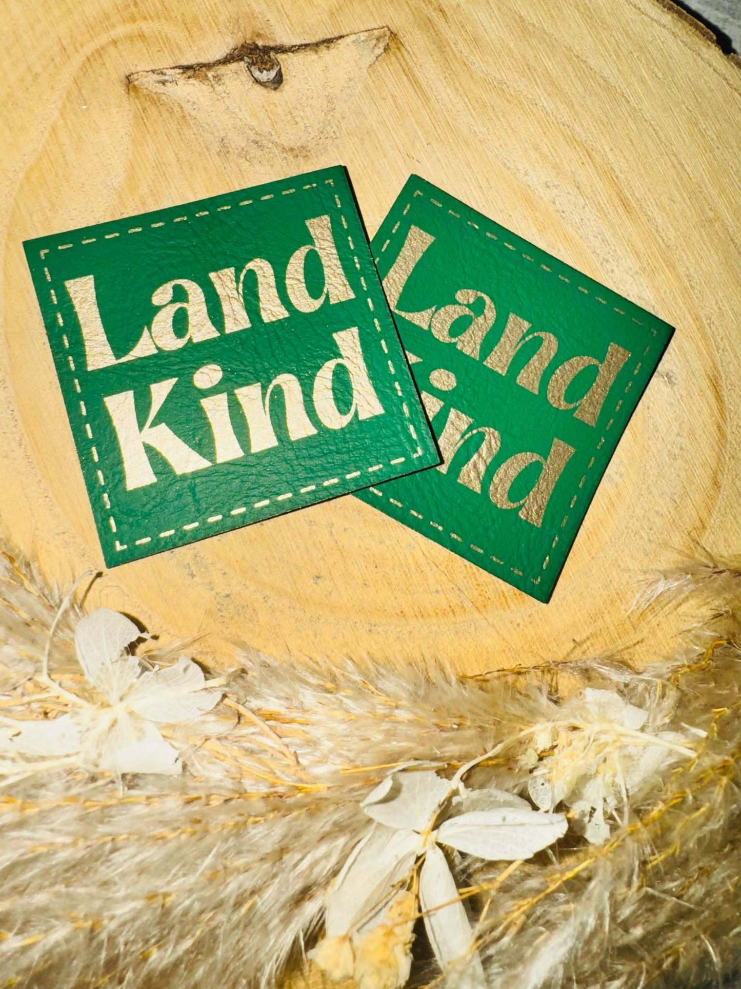 superweiches grünes Kunstlederlabel mit dem Wort LandKind
