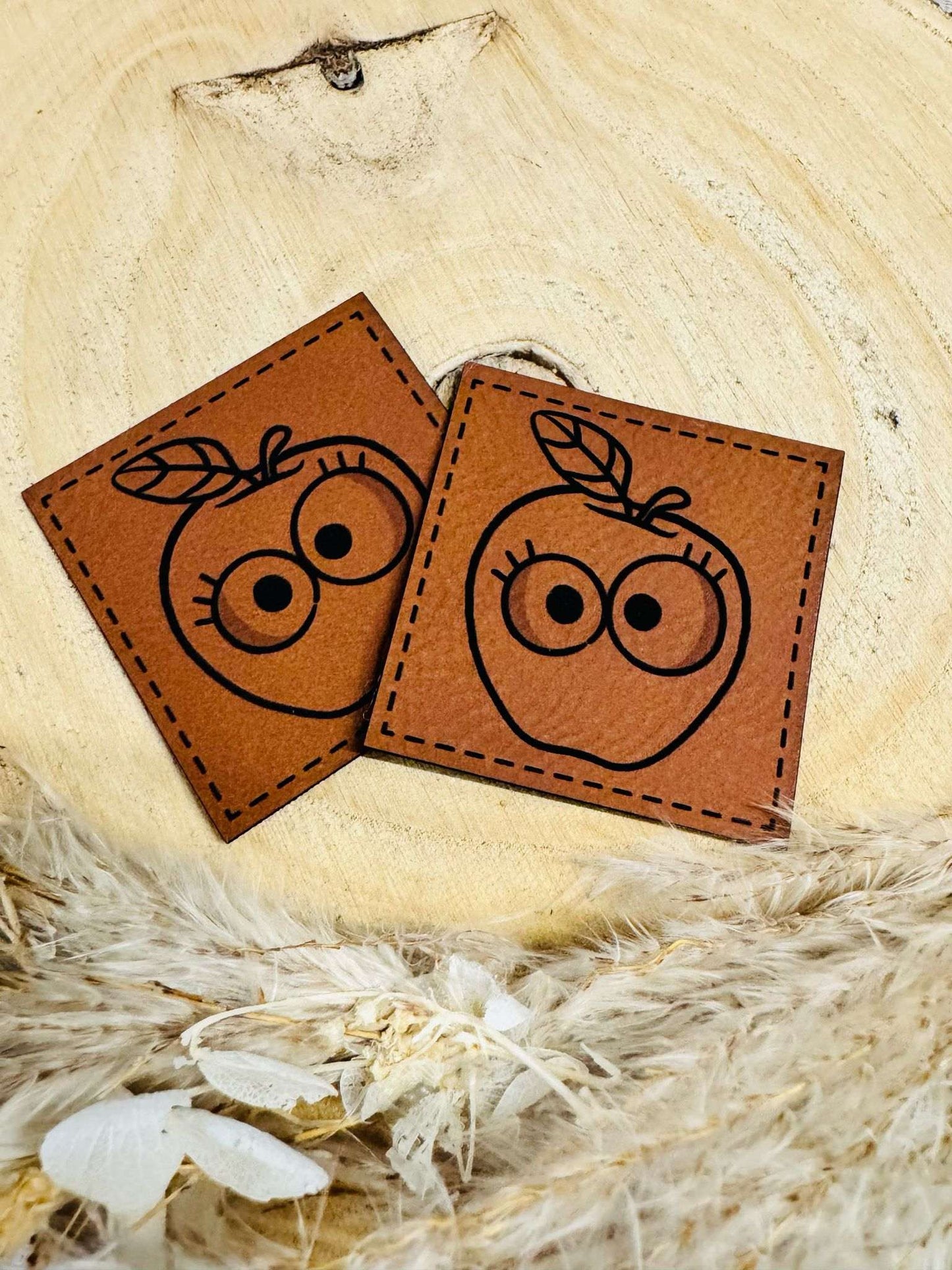 superweiches braunes Kunstlederlabel mit einem frechen Apfel abgebildet