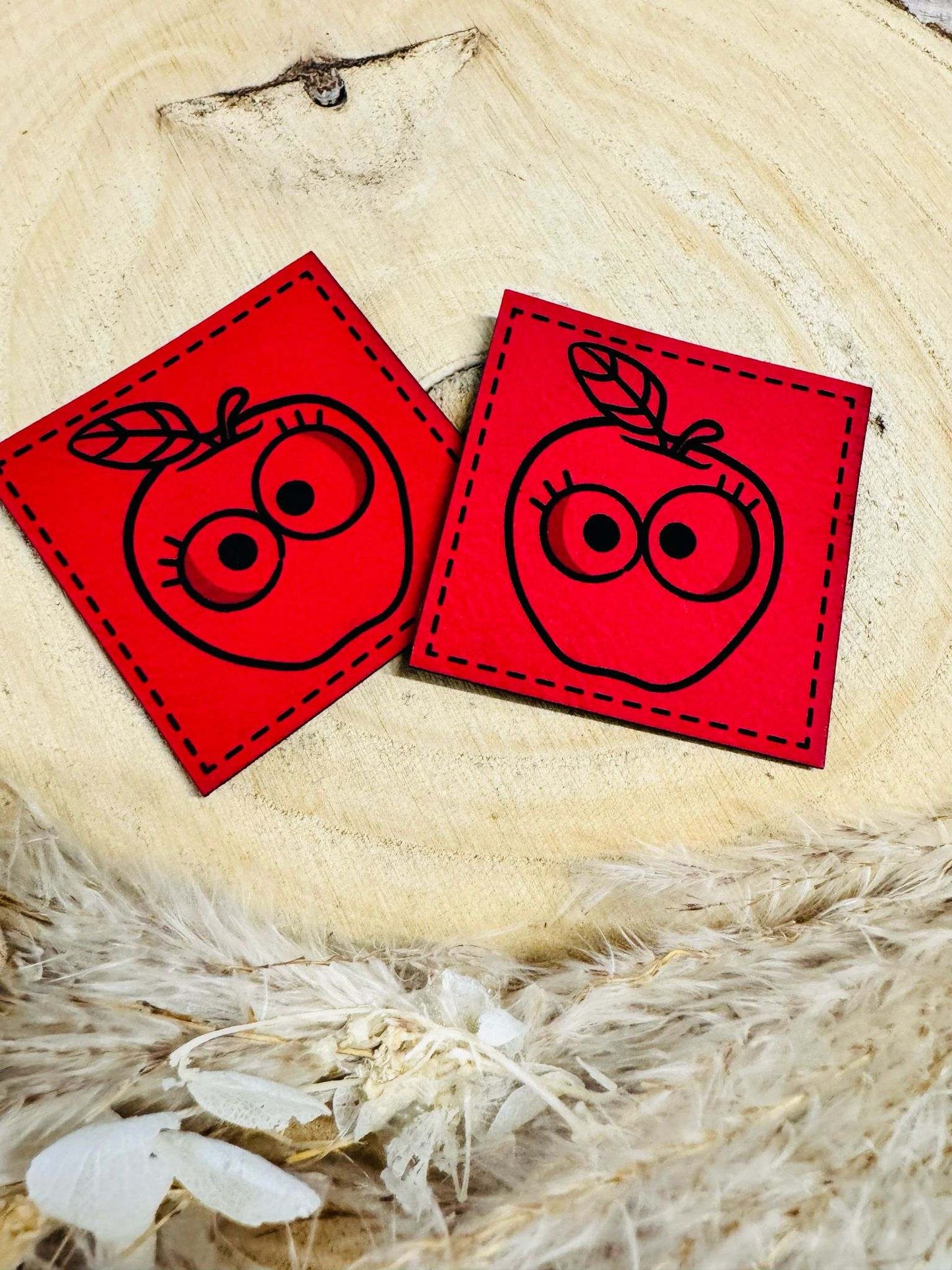 superweiches rotes Kunstlederlabel mit einem frechen Apfel abgebildet