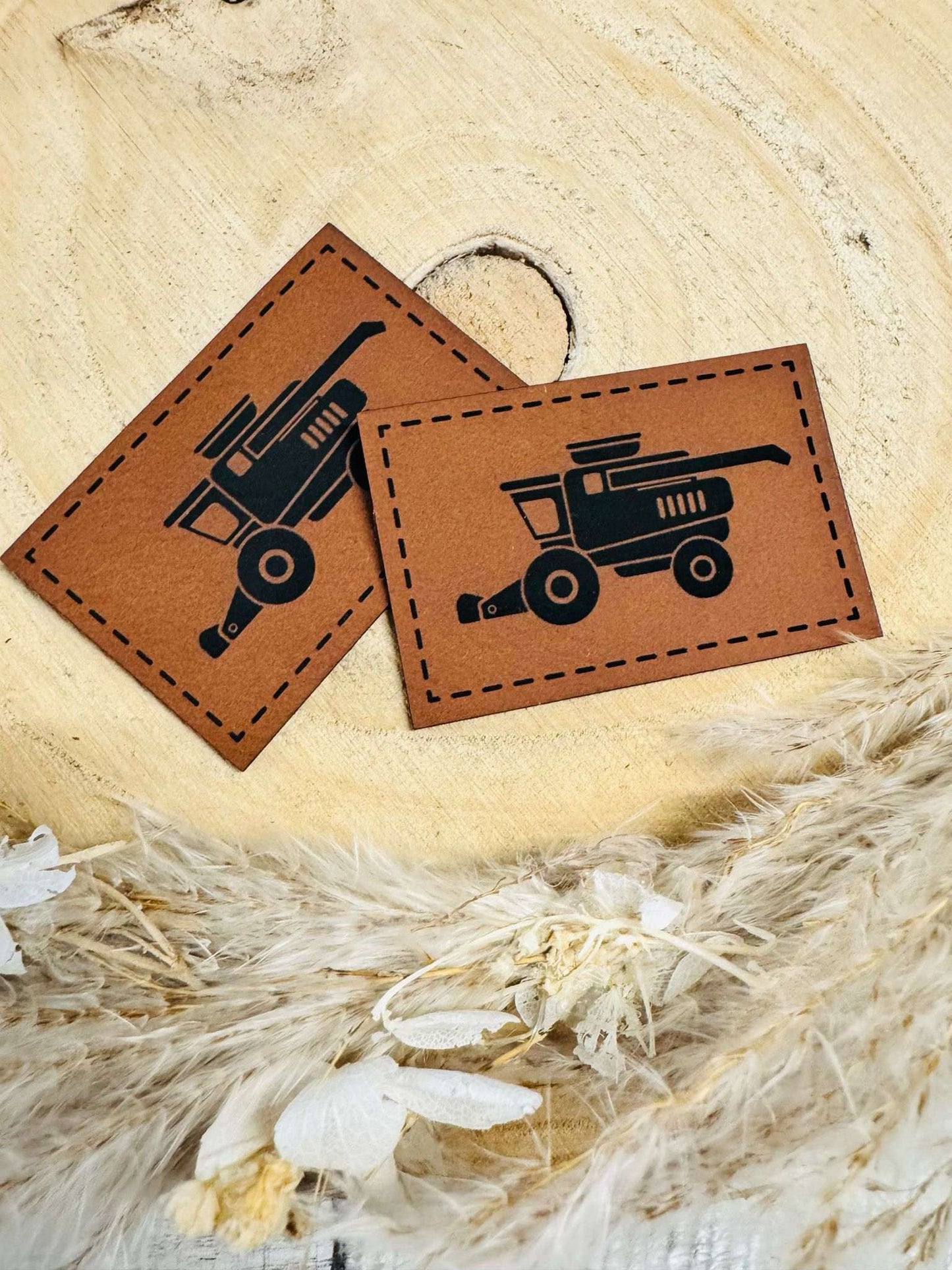superweiches braunes Kunstlederlabel mit einem abgebildeten Mähdrescher