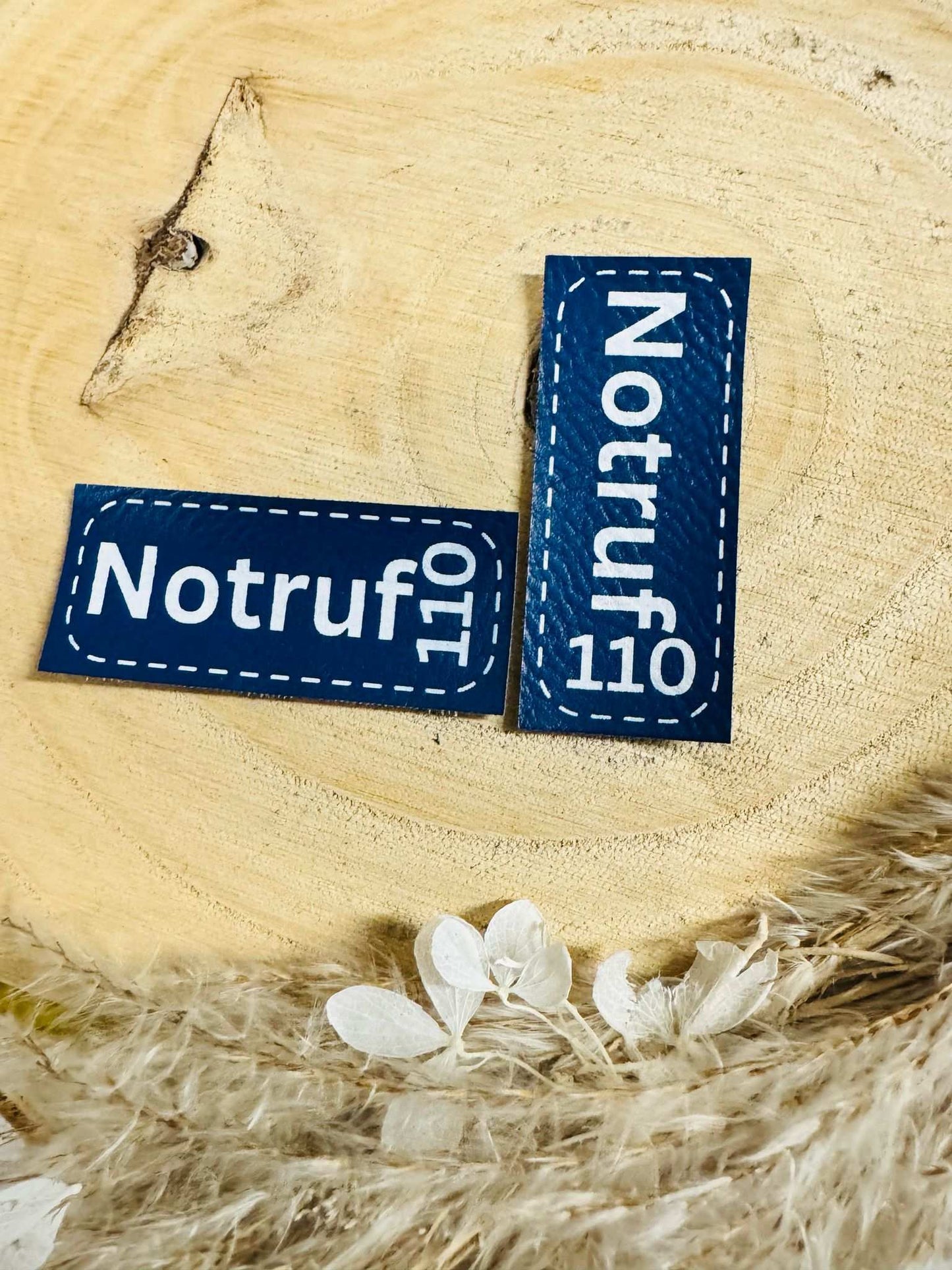 superweiches blaues Kunstlederlabel mit dem Spruch Notruf 110