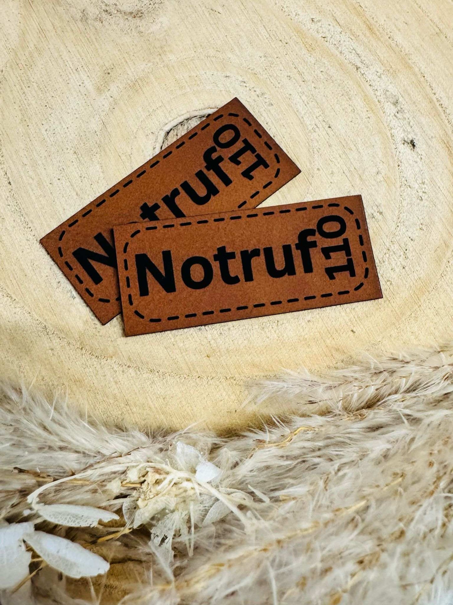 superweiches braunes Kunstlederlabel mit dem Spruch Notruf 110