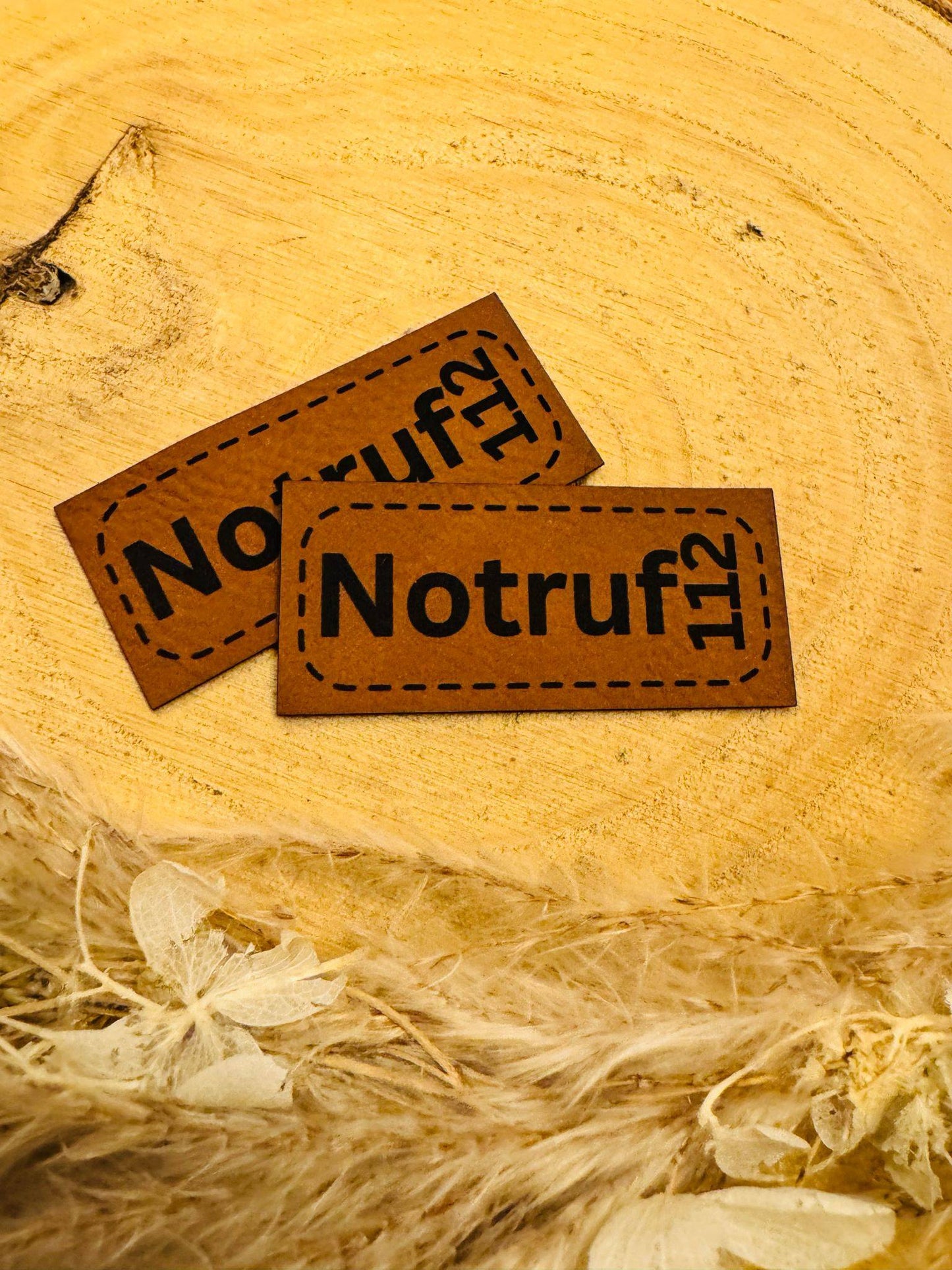 superweiches braunes Kunstlederlabel mit dem Spruch Notruf 112