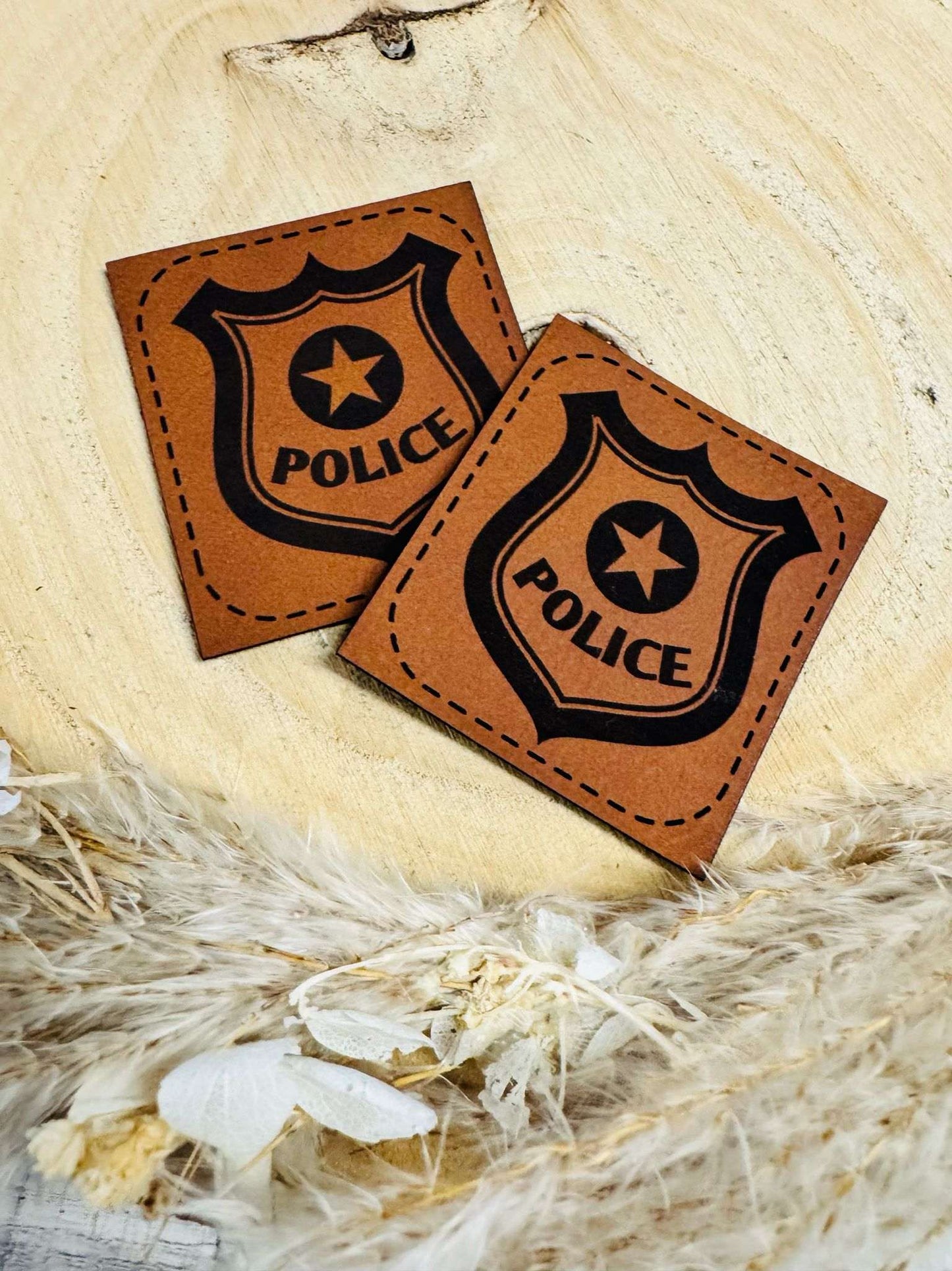 superweiches braunes Kunstlederlabel mit einem Polizei Abzeichen