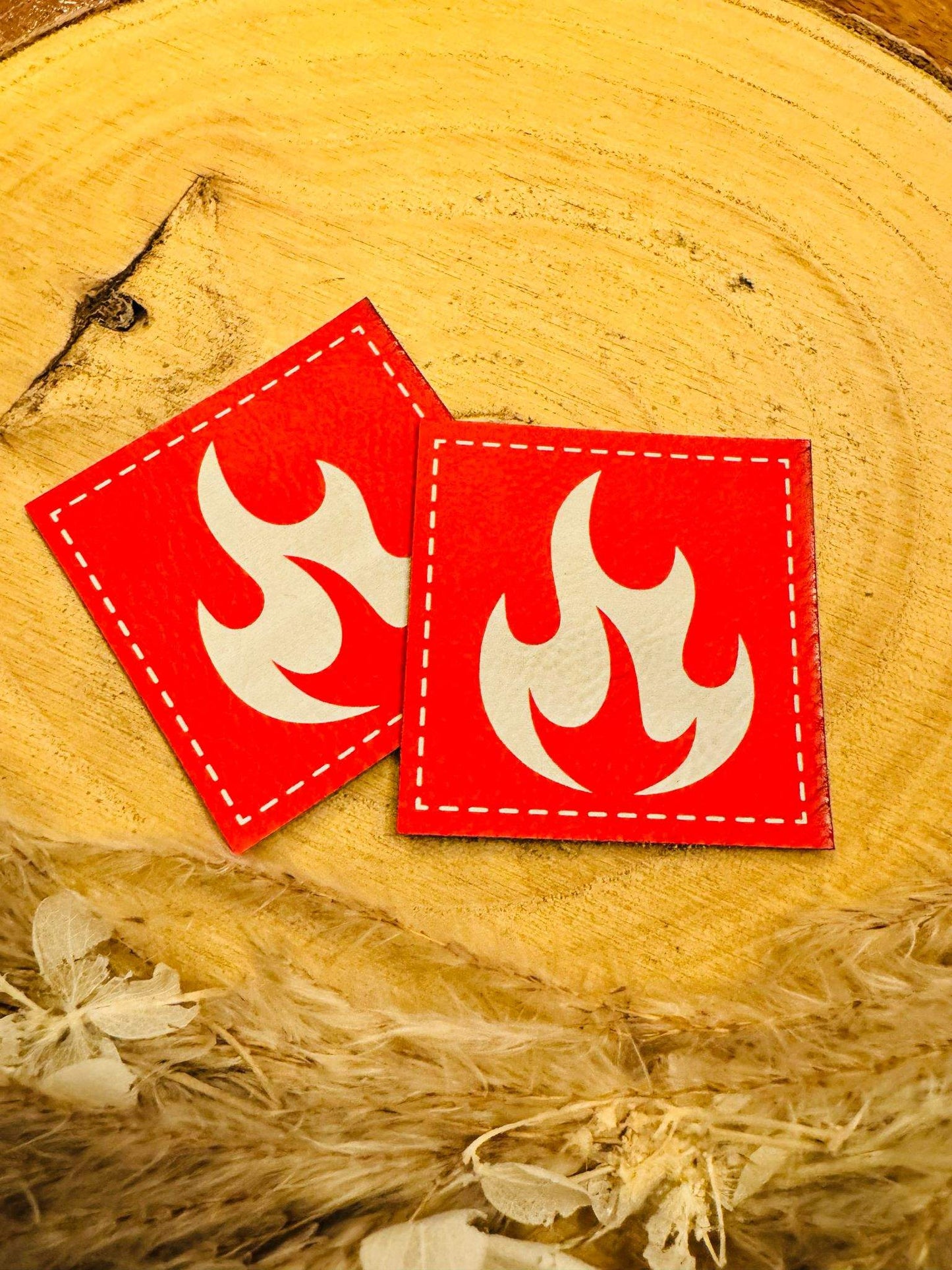 exclusives superweiches Kunstlederlabel in Rot mit einer weissen Flamme abgebildet