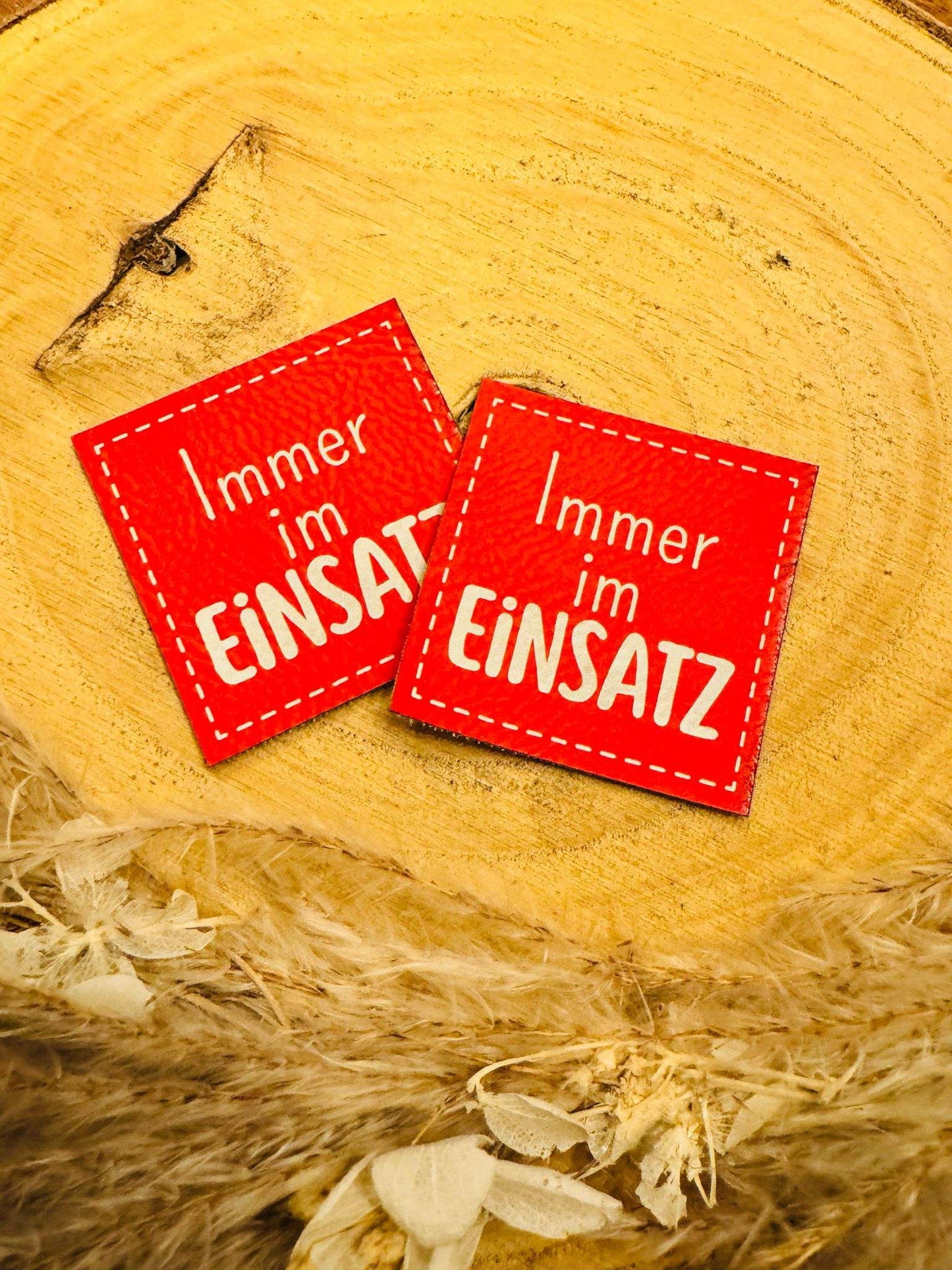 exclusives superweiches Kunstlederlabel in Rot mit dem Spruch Immer im Einsatz