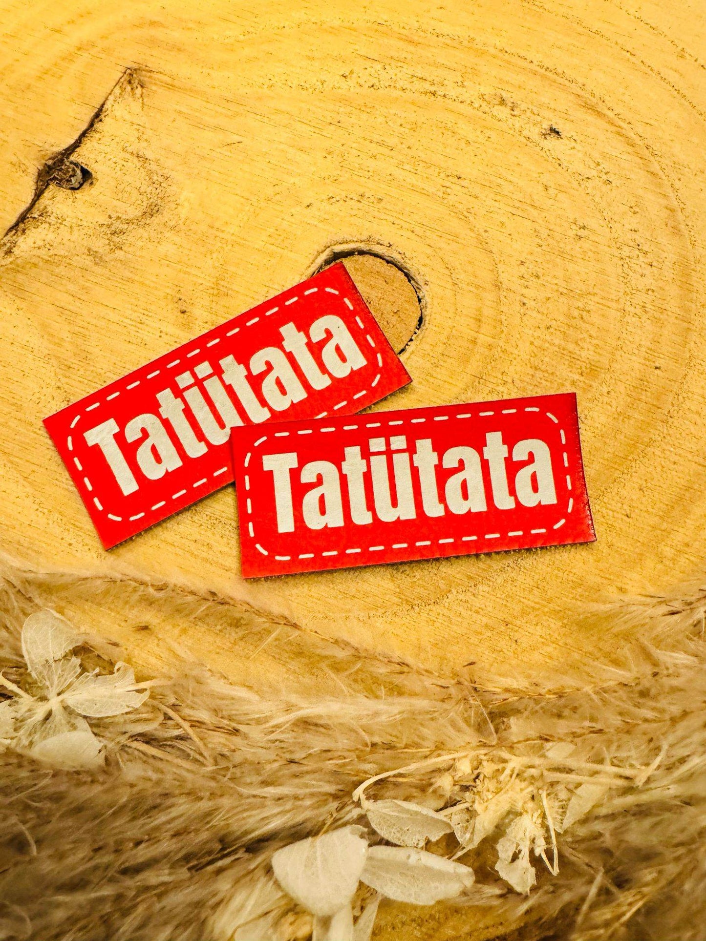 superweiches exklusives rotes Kunstlederlabel mit dem Spruch Tatütata