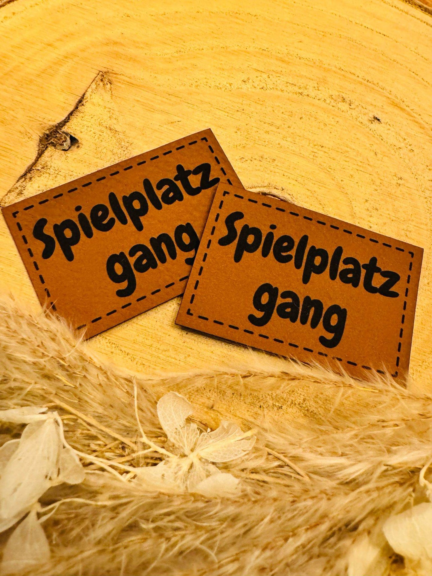 superweiches braunes Kunstlederlabel mit dem Spruch Spielplatzgang