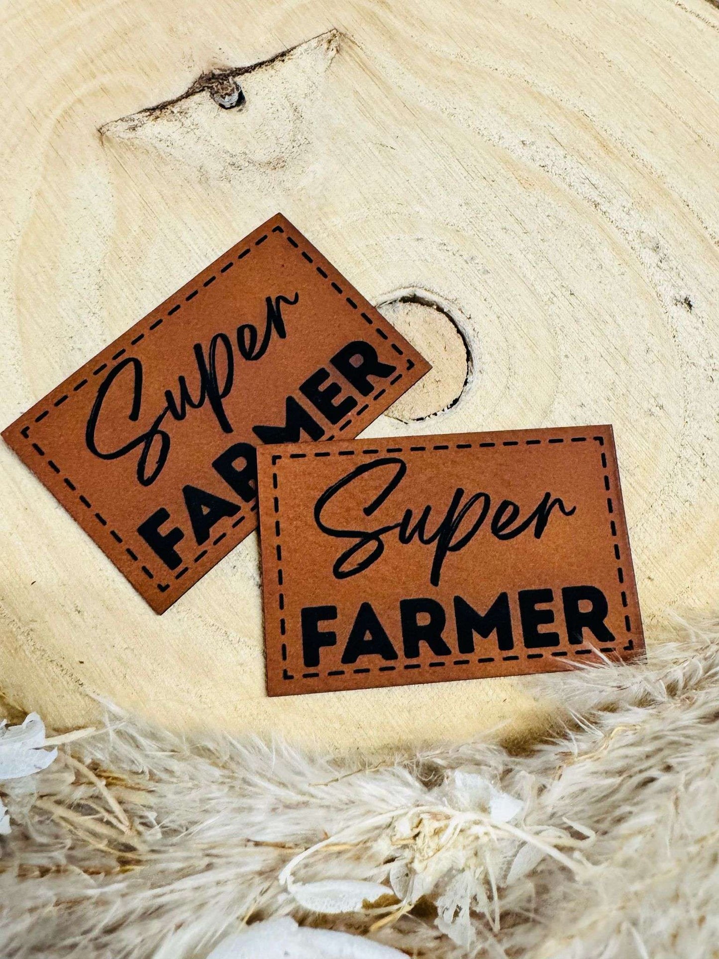 superweiches braunes Kunstlederlabel mit dem Wort Super FARMER
