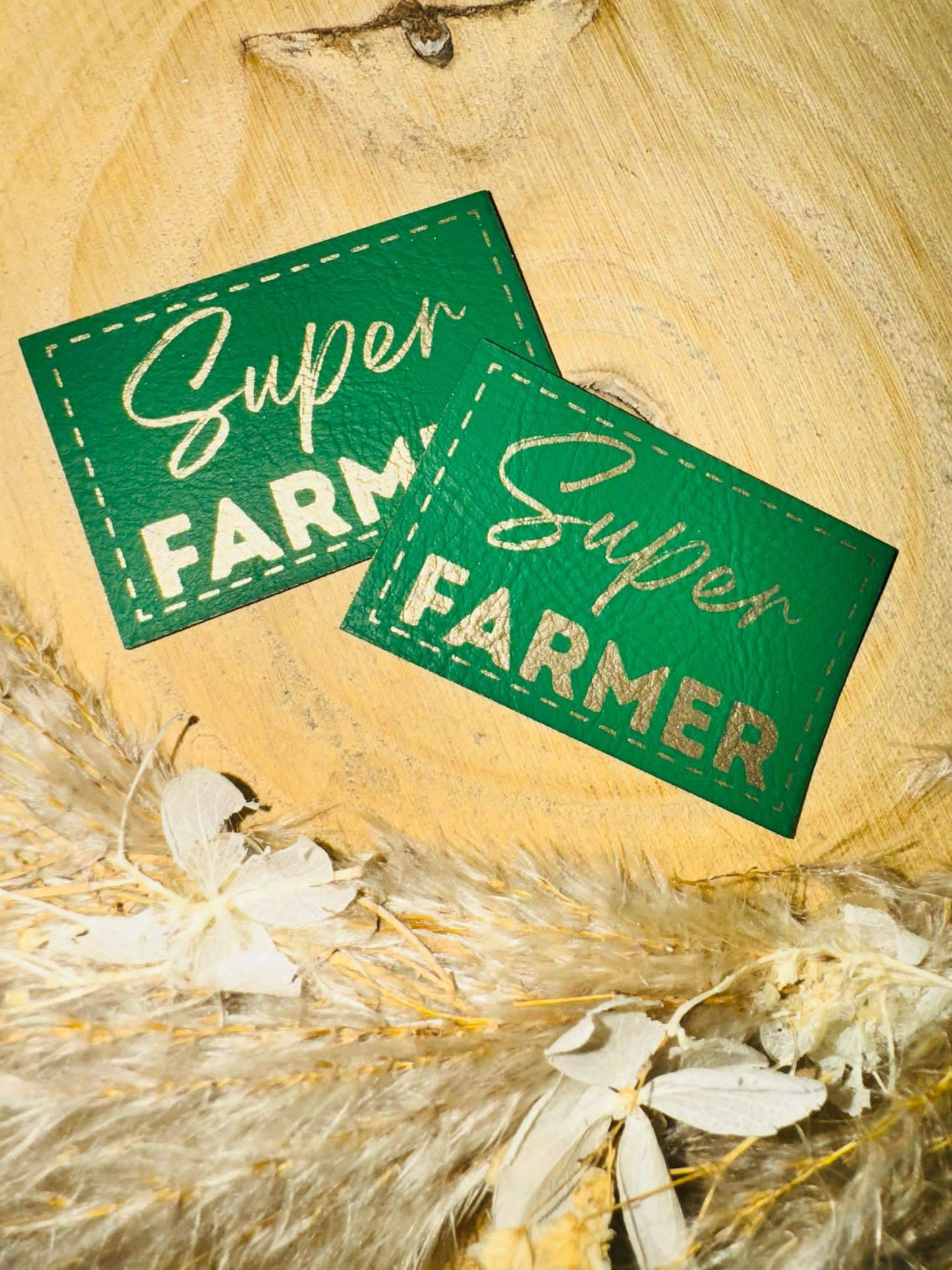exclusives superweiches grünes Kunstlederlabel mit dem Spruch Super Farmer