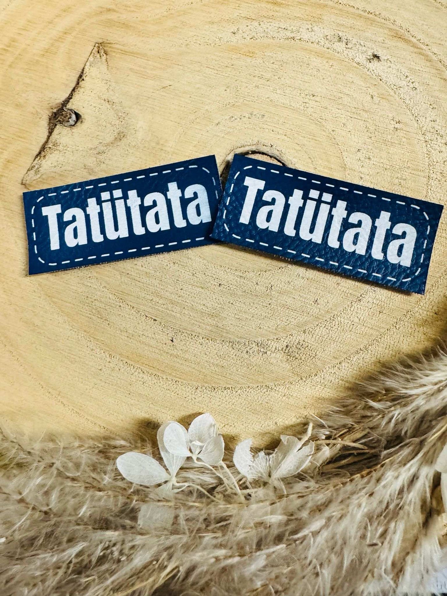superweiches blaues Kunstlederlabel mit dem Spruch Tatuetata