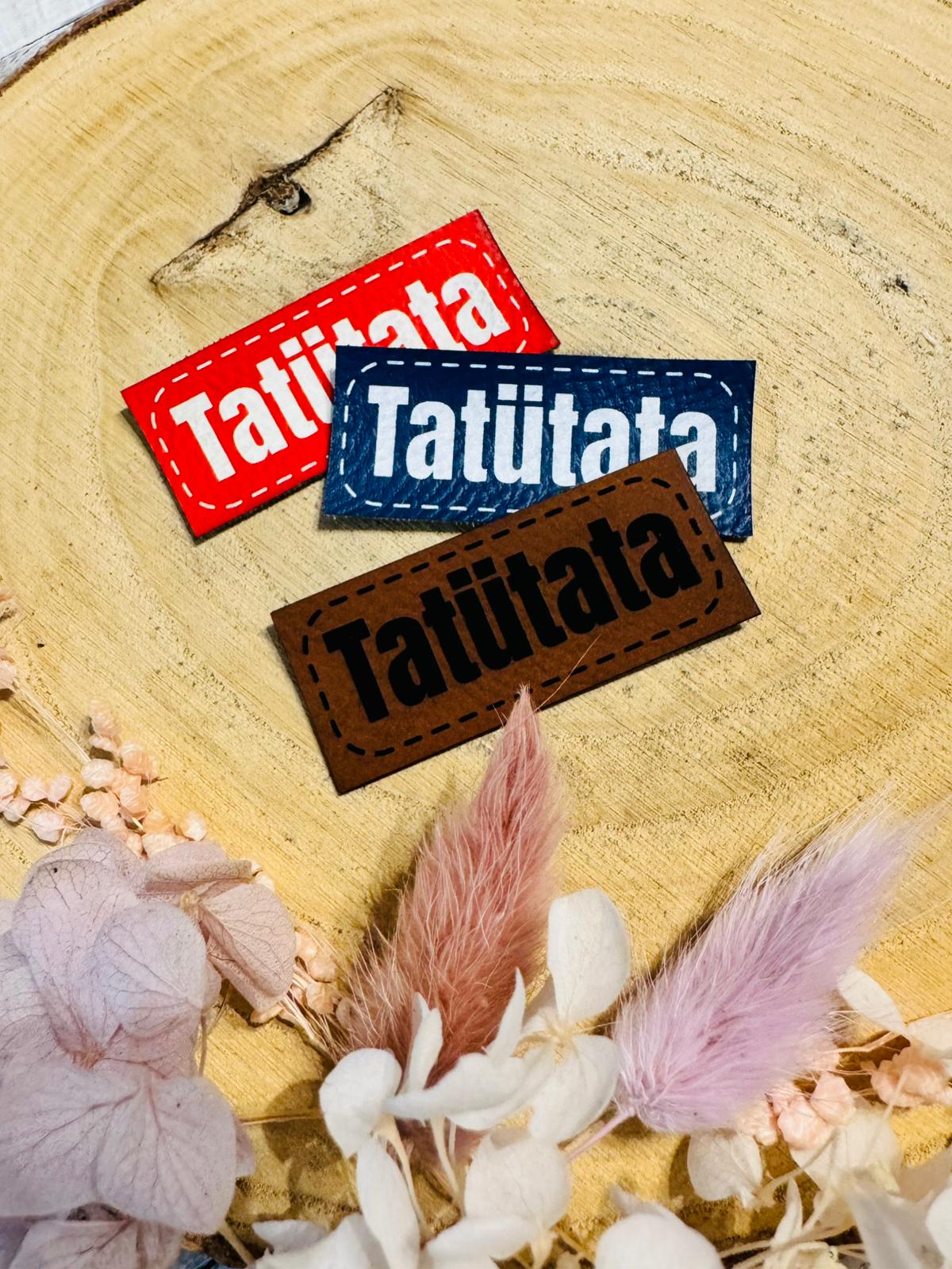superweiches Kunstlederlabel mit dem Spruch Tatütata in rot blau und braun dargestellt