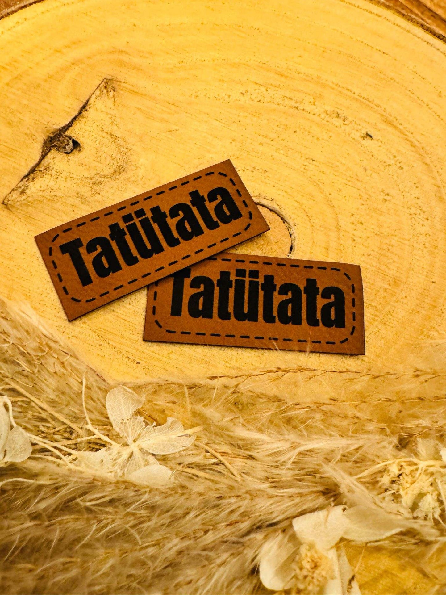 superweiches braunes Kunstlederlabel mit dem Spruch Tatuetata
