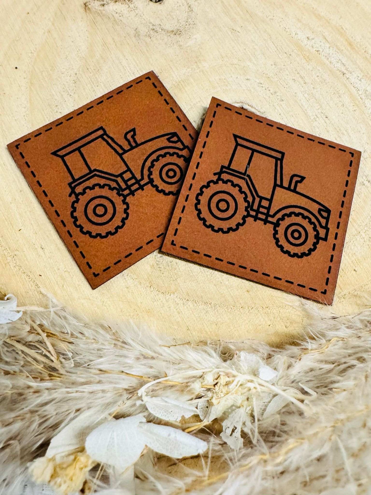 superweiches braunes Kunstlederlabel mit einem modernen Traktor abgebildet