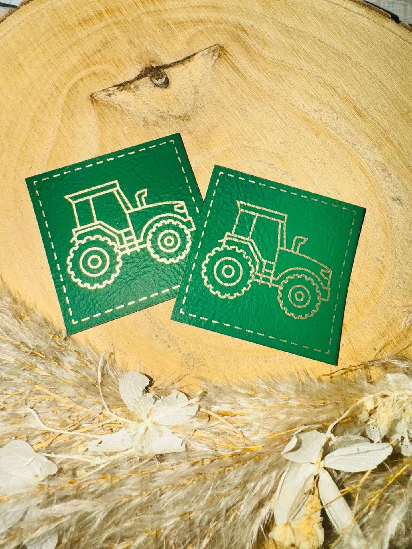 superweiches grünes Kunstlederlabel mit einem modernen Traktor abgebildet