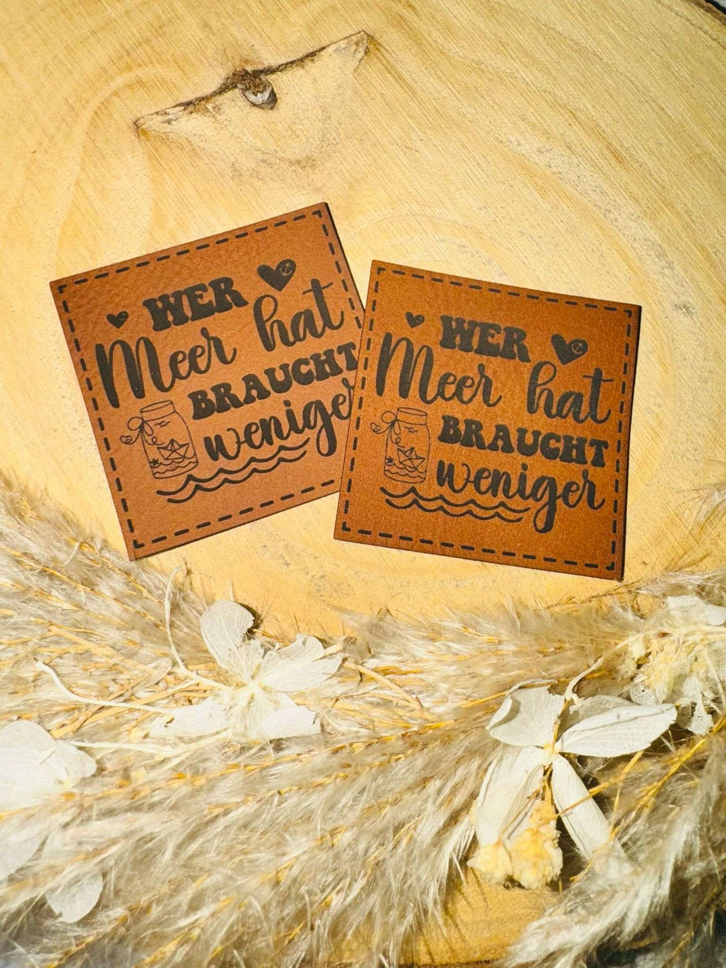 superweiches braunes Kunstlederlabel mit dem Spruch Wer Meerhat braucht weniger mit maritimen Motiven