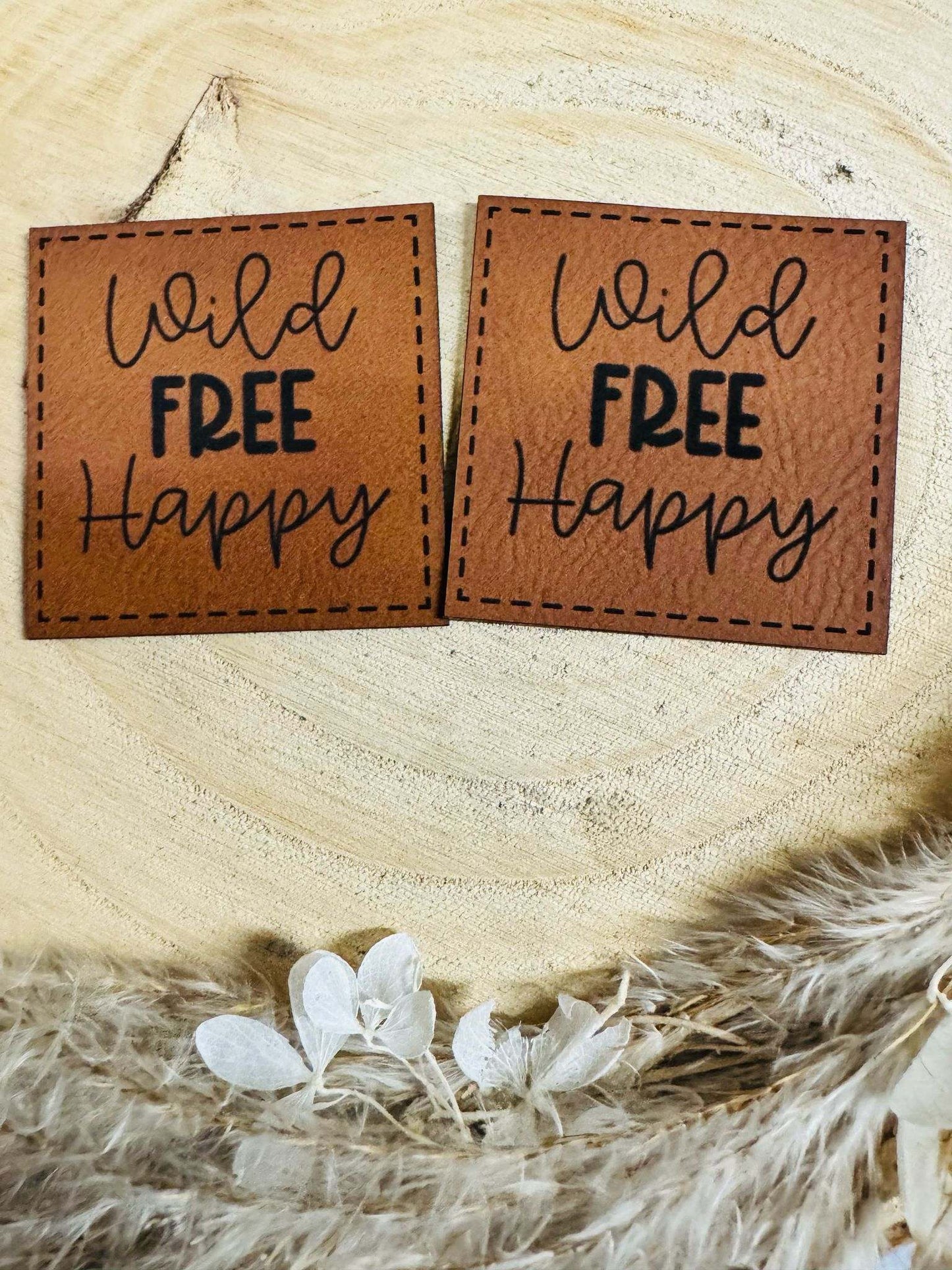 superweiches braunes Kunstlederlabel mit dem Spruch Wild FREE Happy