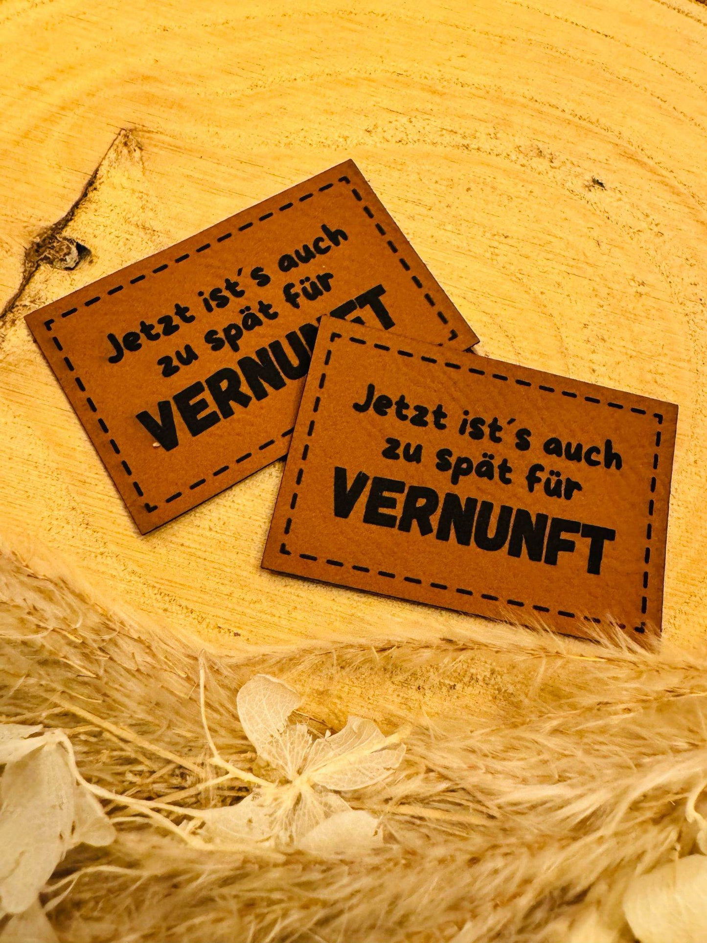 superweiches braunes Kunstlederlabel mit dem Spruch jetzt ists auch zu spät für Vernunft