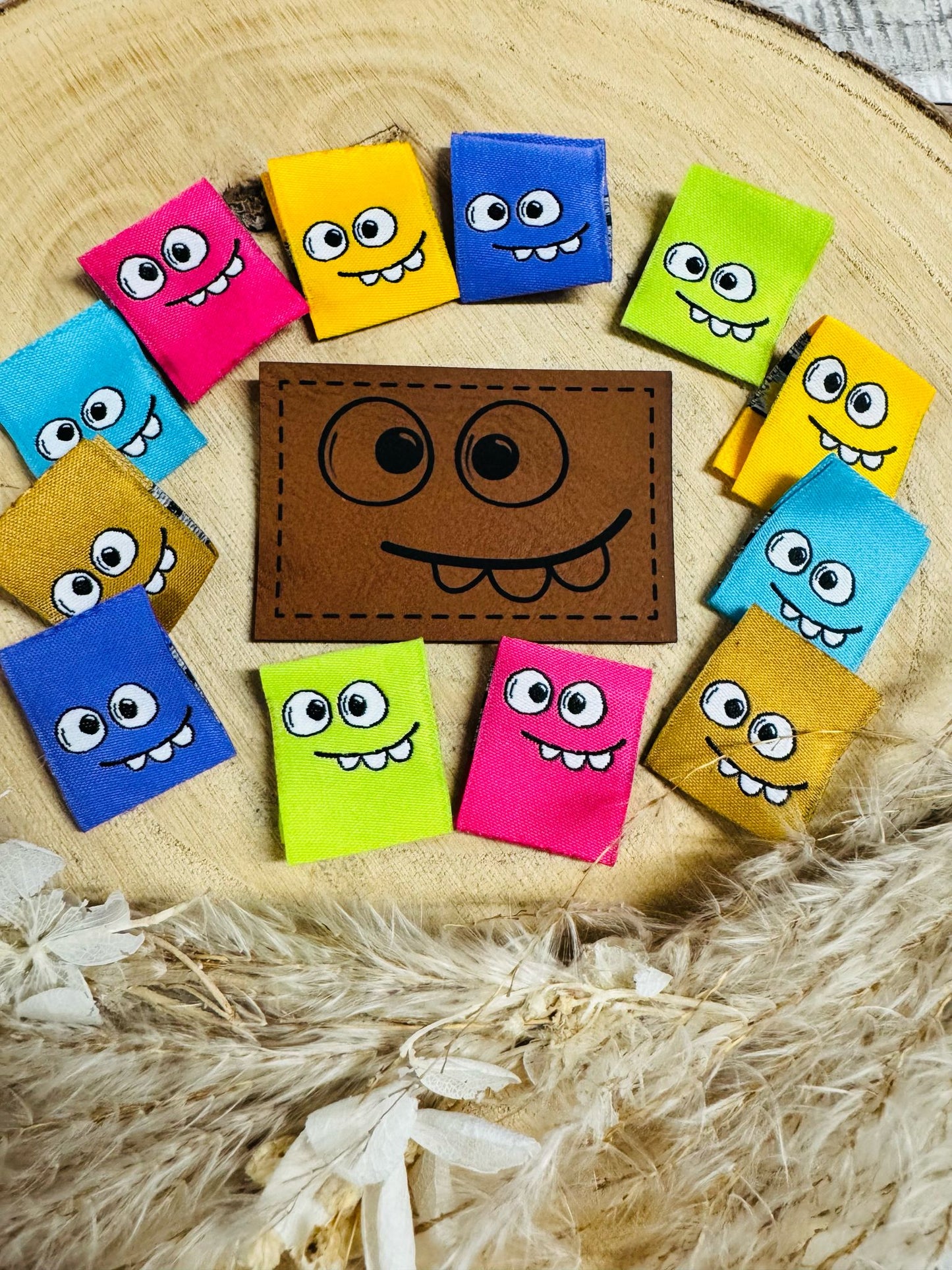 tolles Weblabel Set mit Monster Gesichtern in verschiedenen Farben