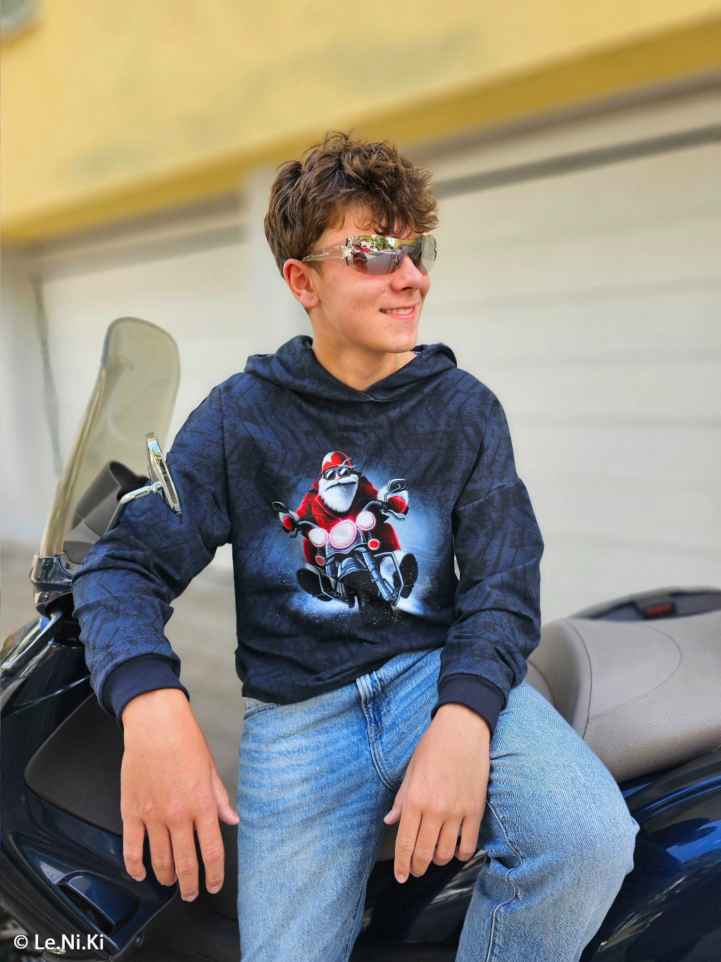 Beispielbild mit dem Motiv cooler Santa auf Motorrad in Blau