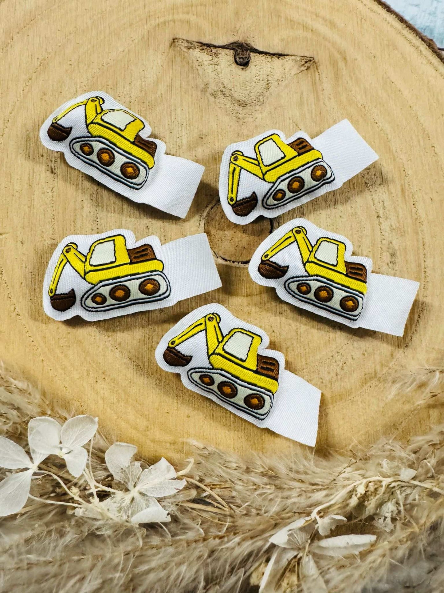 tolles gewebtes und gefülltes Puff-Weblabel mit einem gelben BAGGER abgebildet.