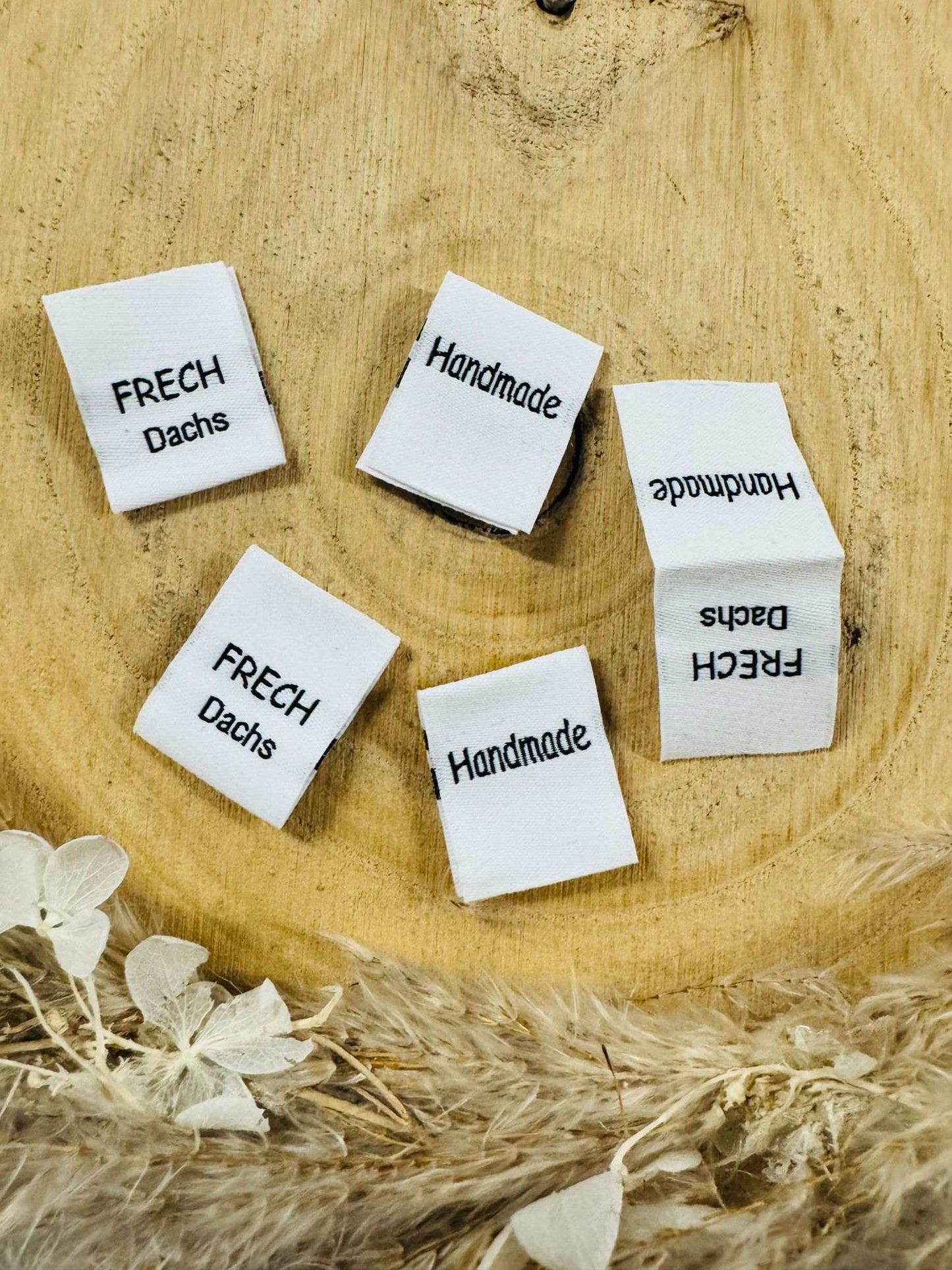 schönes weisses Weblabel mit den Worten Frechdachs und Handmade auf je einer Seite