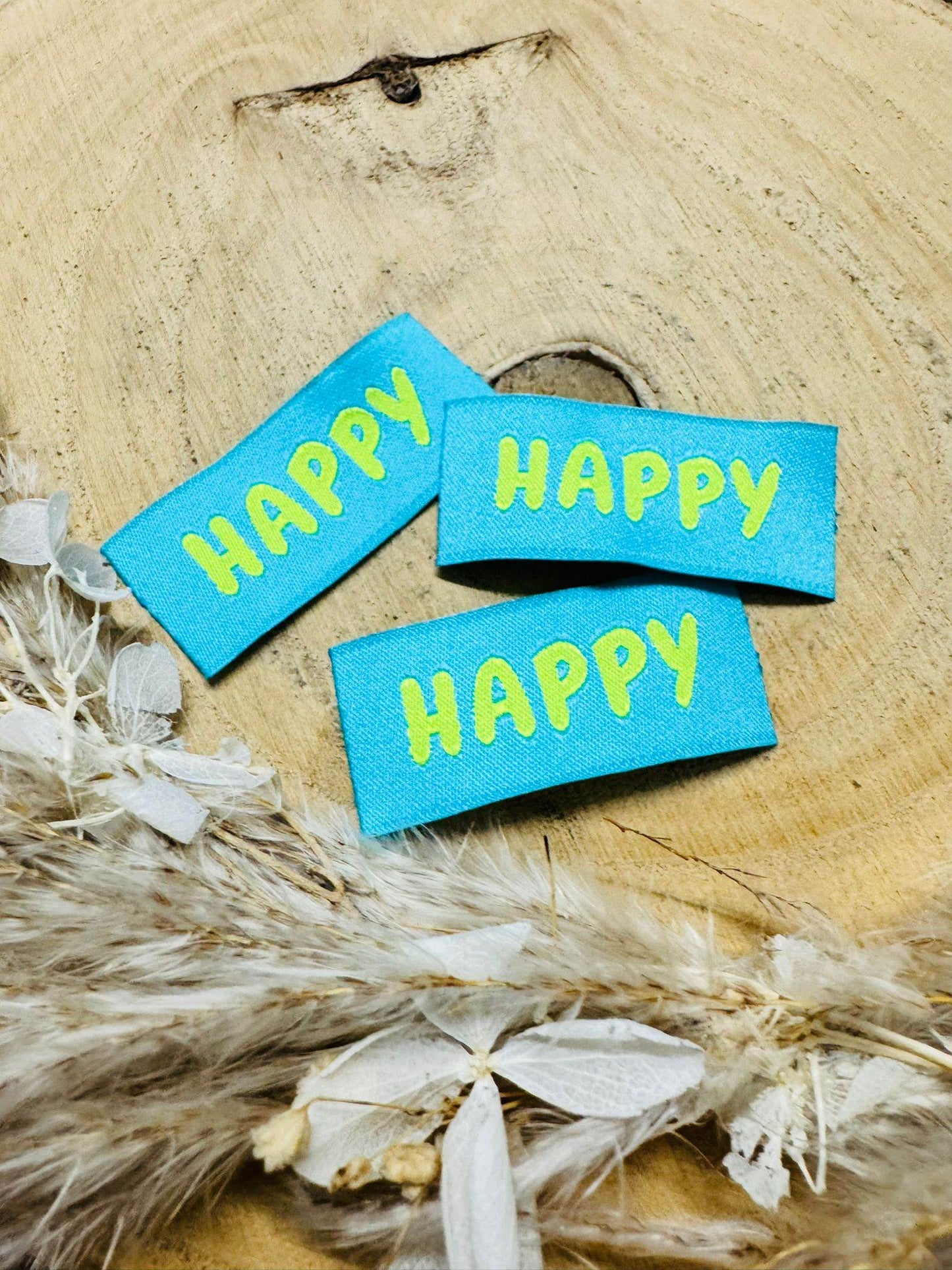 tolles tuerkises Weblabel mit dem Spruch Happy in gelben Buchstaben