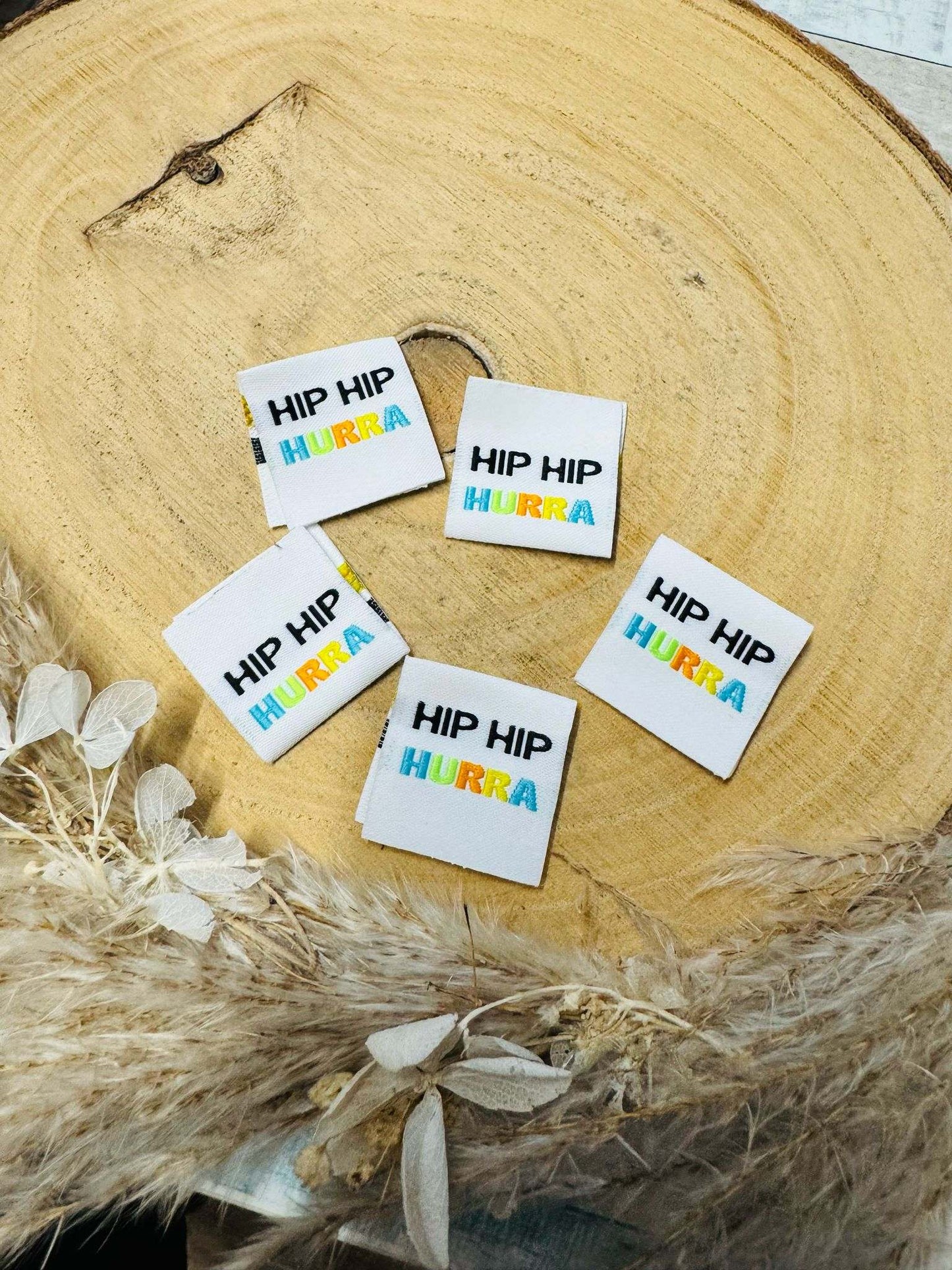exclusives weisses Weblabel mit dem Spruch HIP HIP HURRA in schwarz bunter Schrift