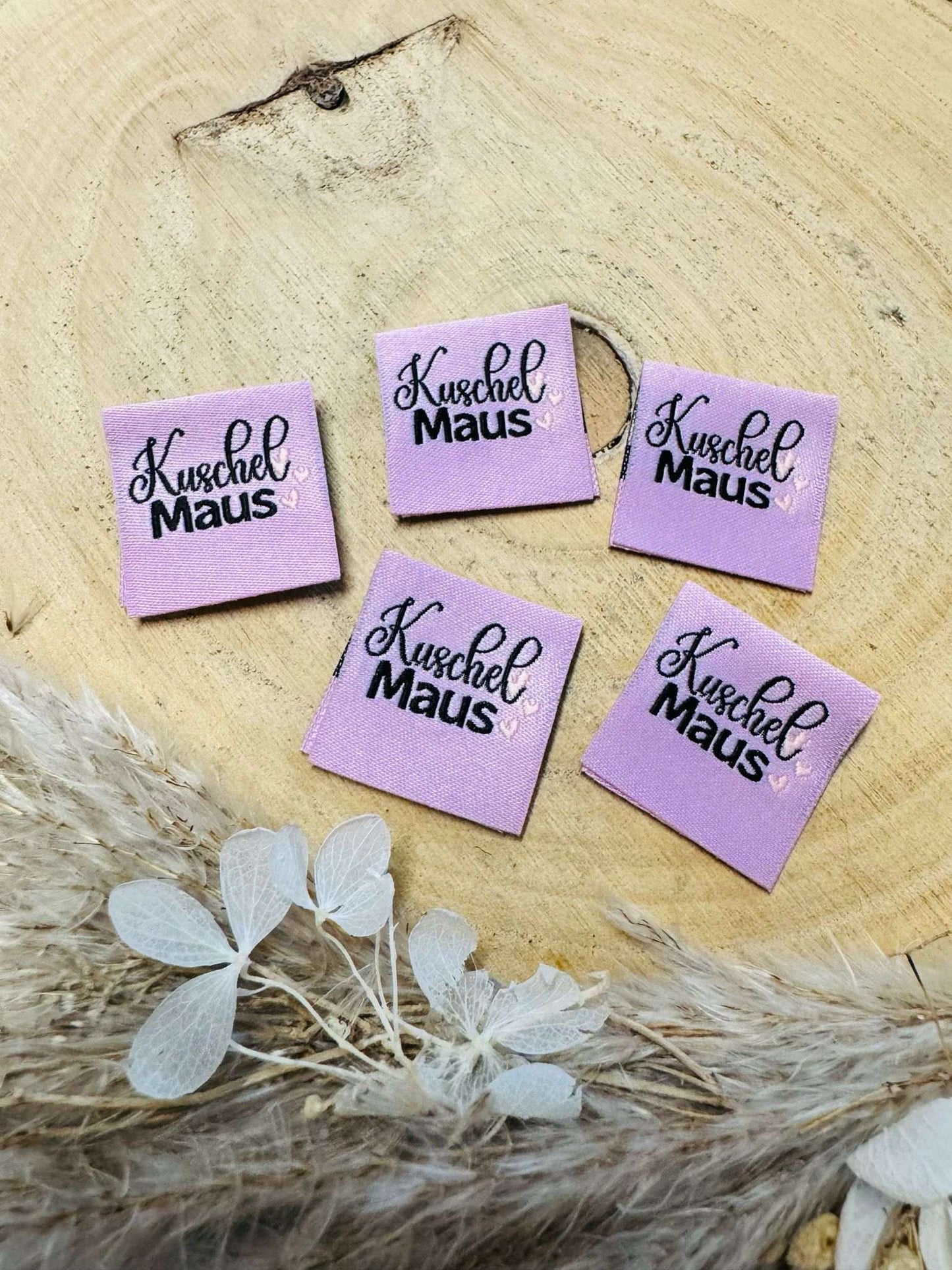 exclusives lila Weblabel mit dem Spruch Kuschel Maus und kleinen weissen Herzchen