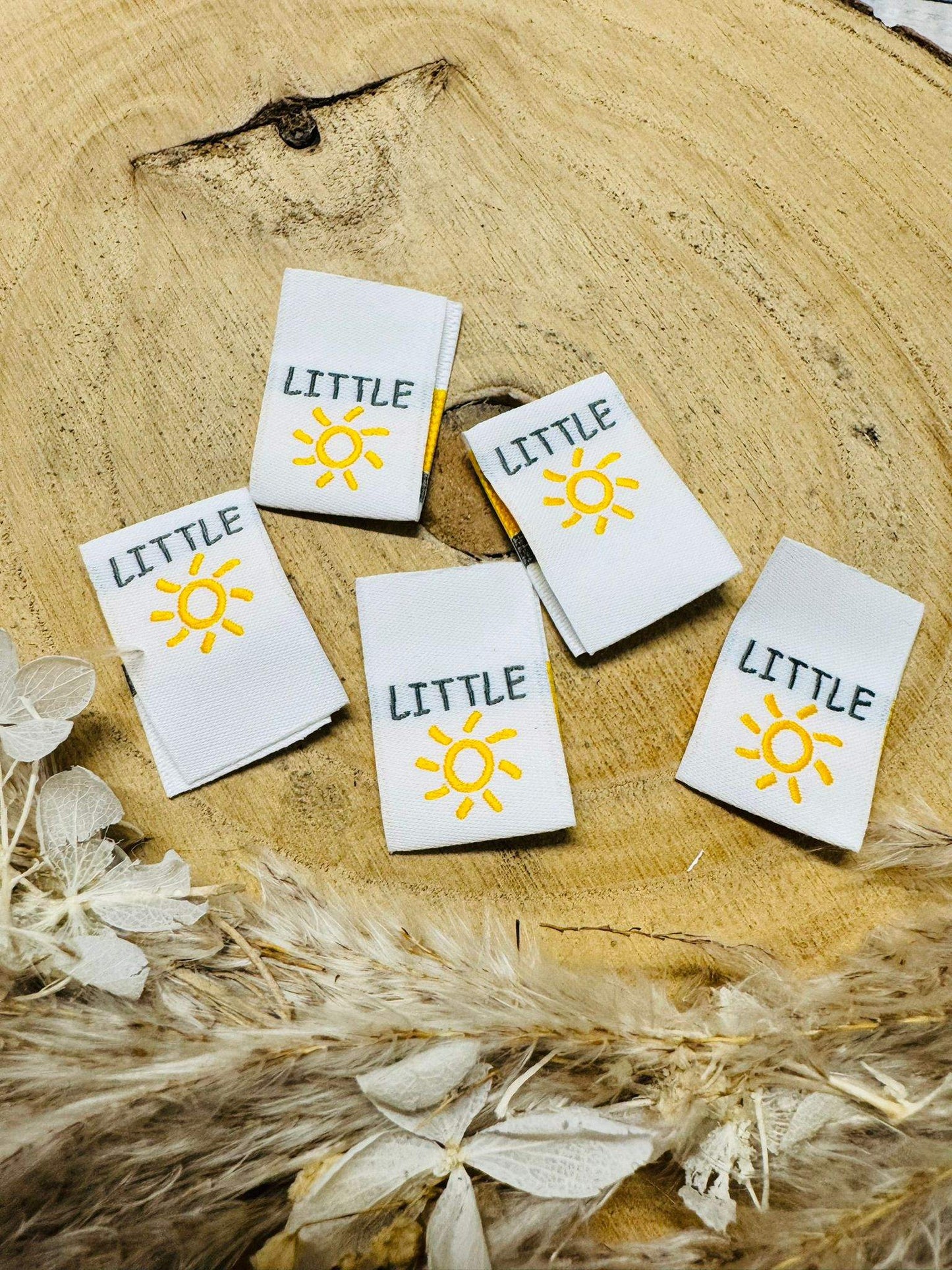 tolles weisses Weblabel mit dem Spruch Little und einer gelben Sonne abgebildet