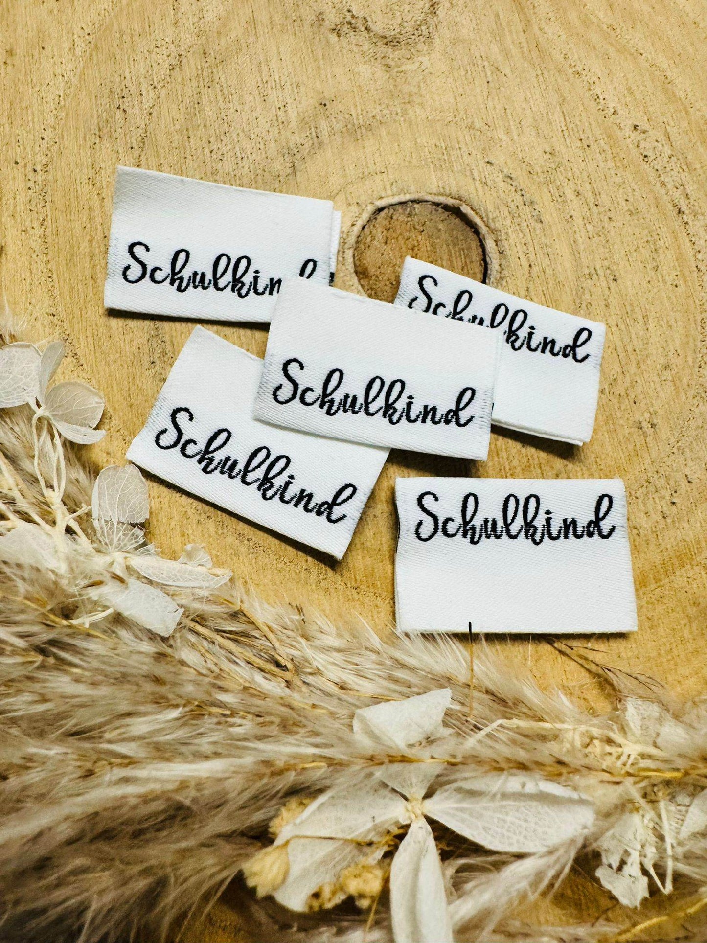 tolles weisses Weblabel mit dem Spruch Schulkind in schwarzer Schrift
