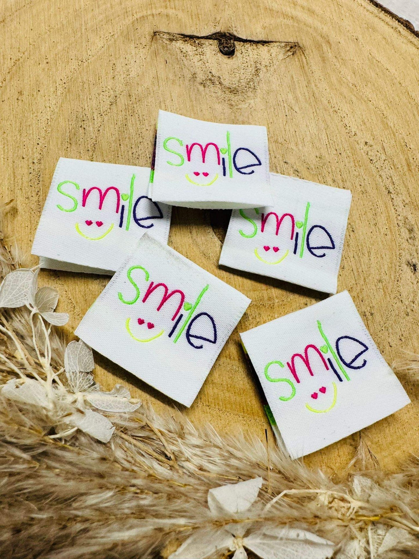 tolles weisses Weblabel mit dem Spruch Smile in bunten Buchstaben und einem kleinen Smiley