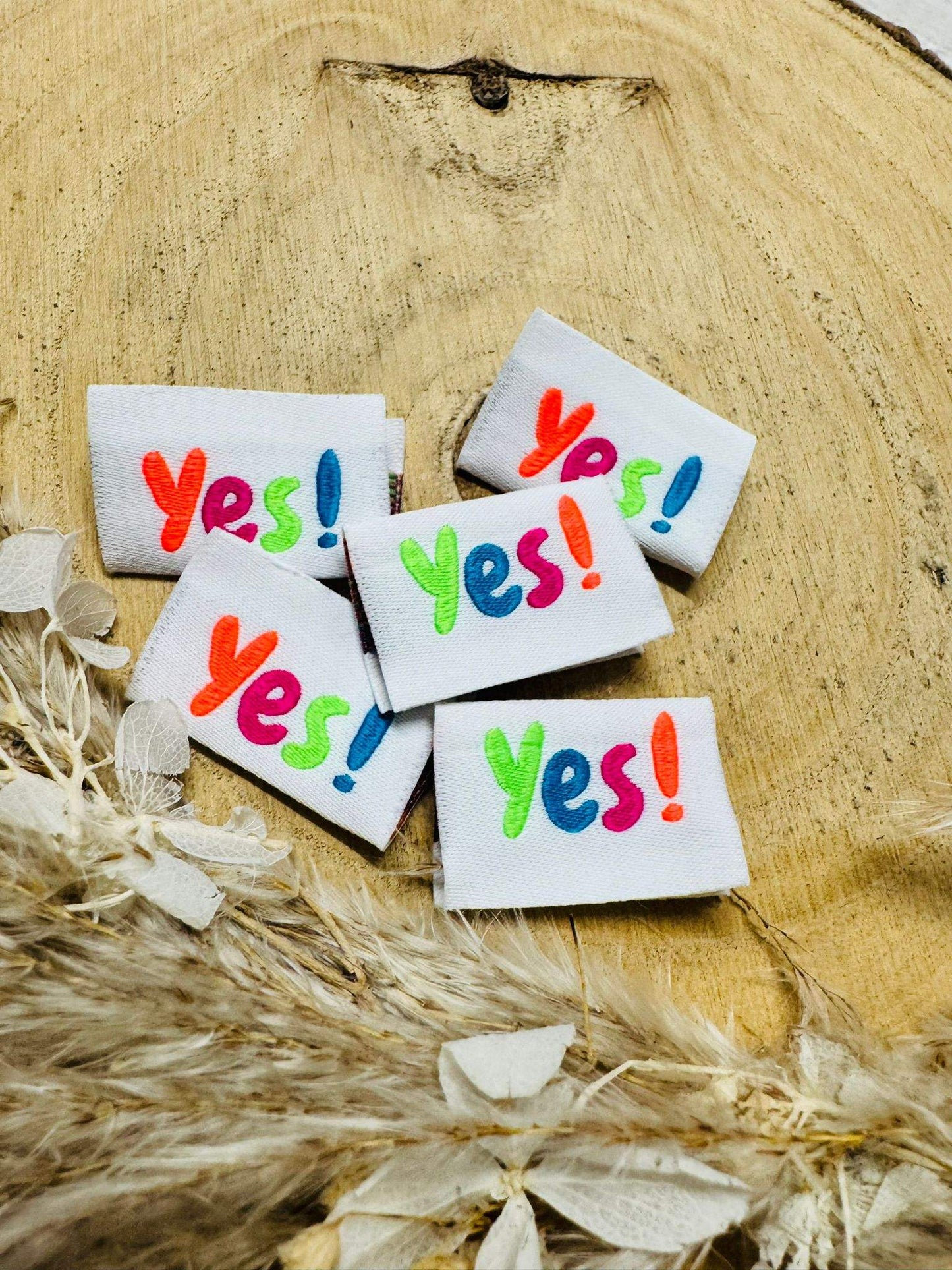 tolles weisses Weblabel mit dem Spruch YES Ausrufezeichen in bunten Farben