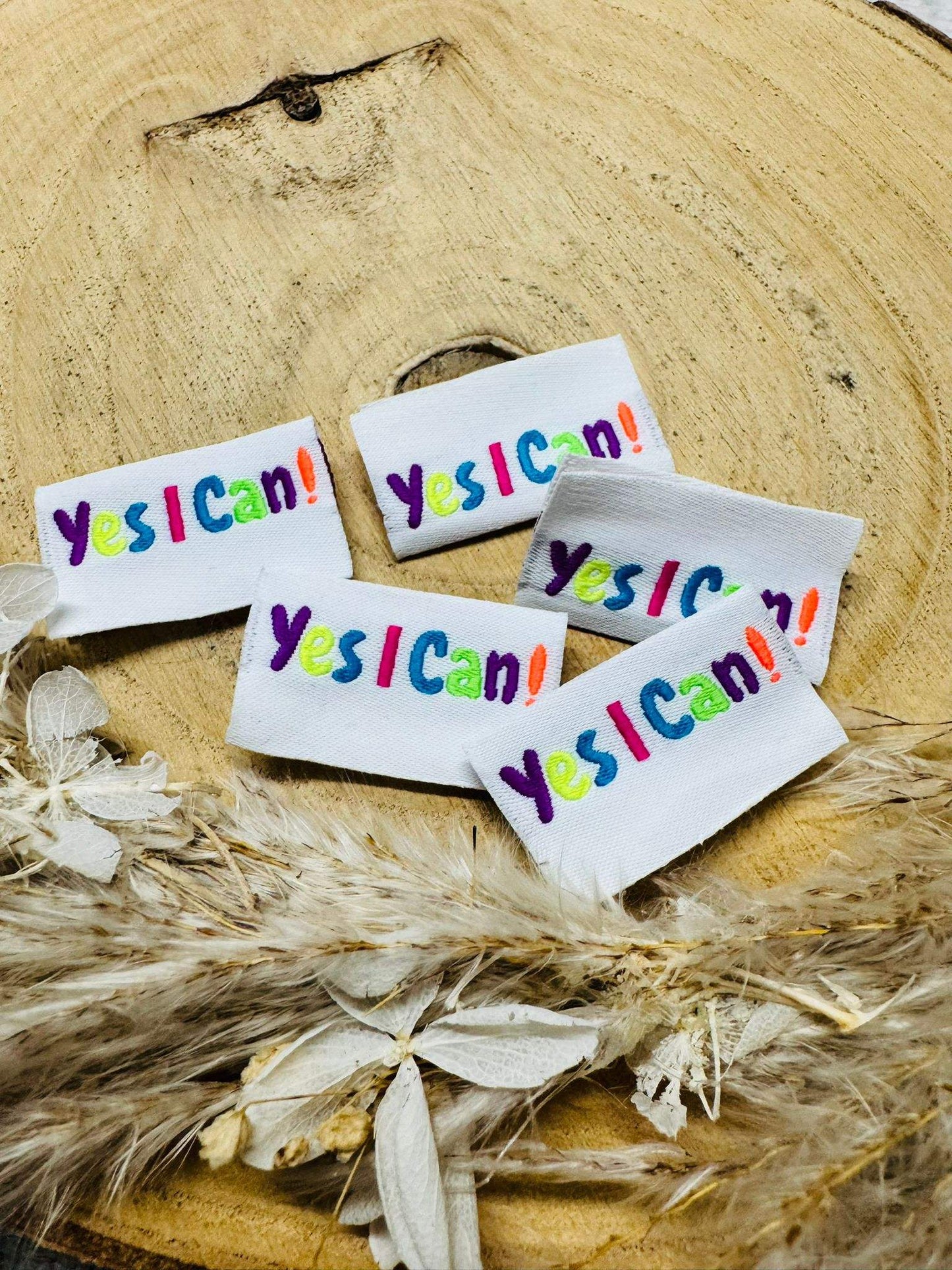 tolles weisses Weblabel mit dem Spruch Yes I can Ausrufezeichen in bunten Buchstaben