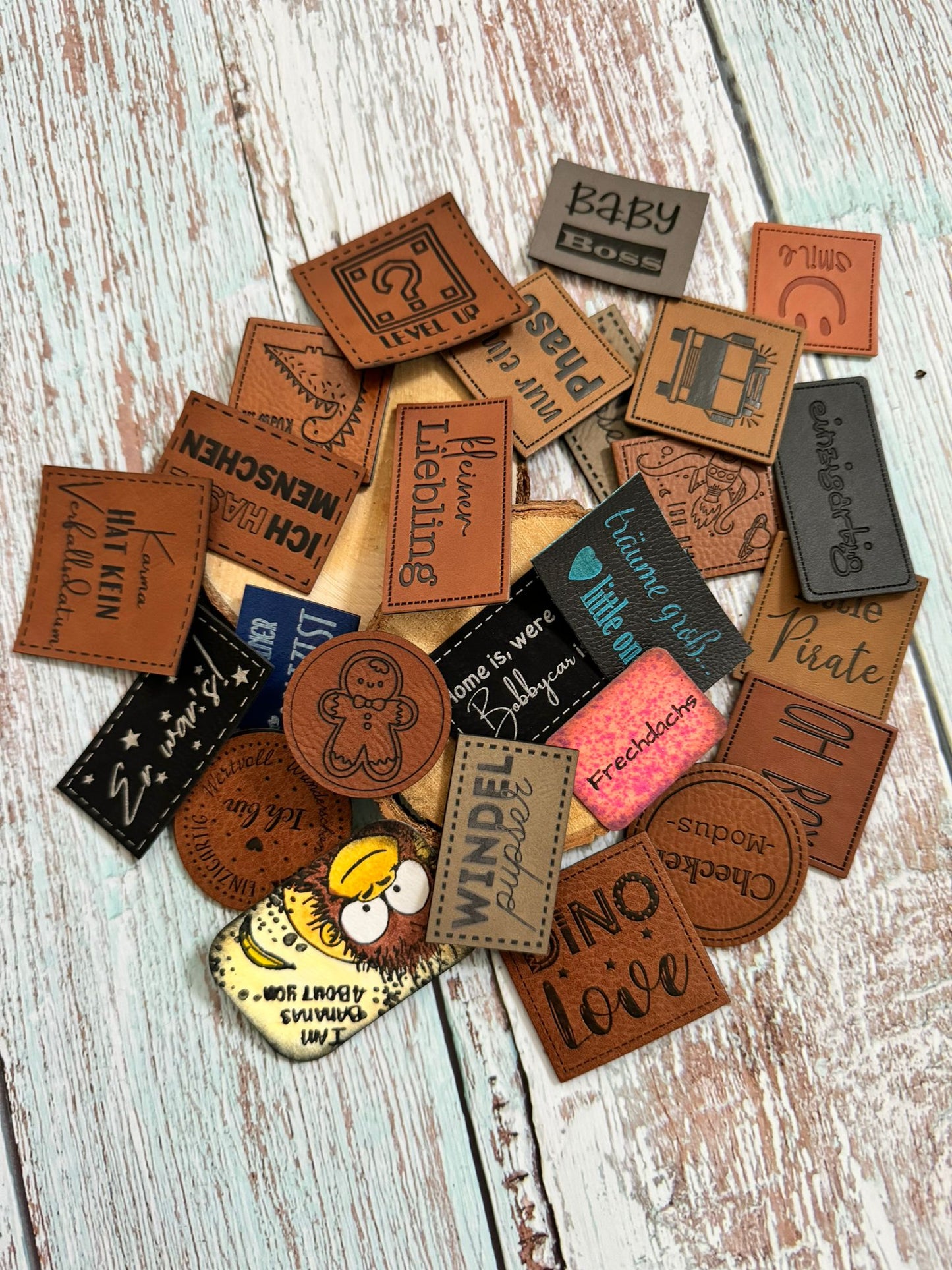 Kunstlederlabel Überraschungspaket mit vielen tollen Sprüchen und Motiven in unterschiedlichen Farben für Jungen und Mädchen und Neutral