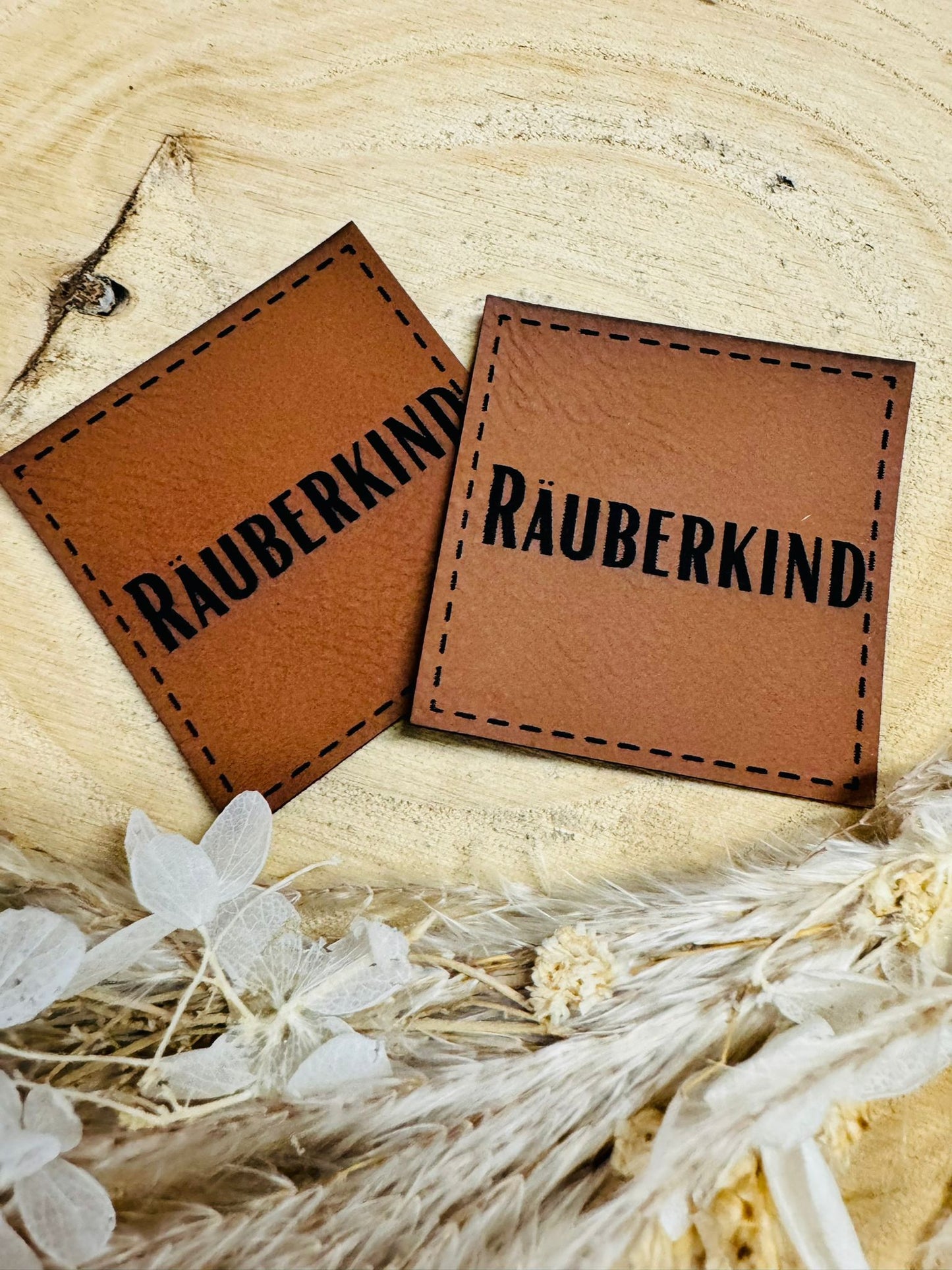 braunes PU-Label mit der Aufschrift Räuberkind