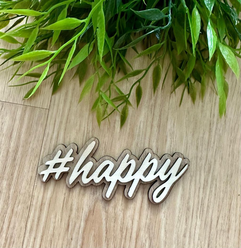 tolle Flatlay Deko aus lasergeschnittenen Birke/Ahorn Holz mit 3D Effekt und dem Schriftzug Hashtag happy