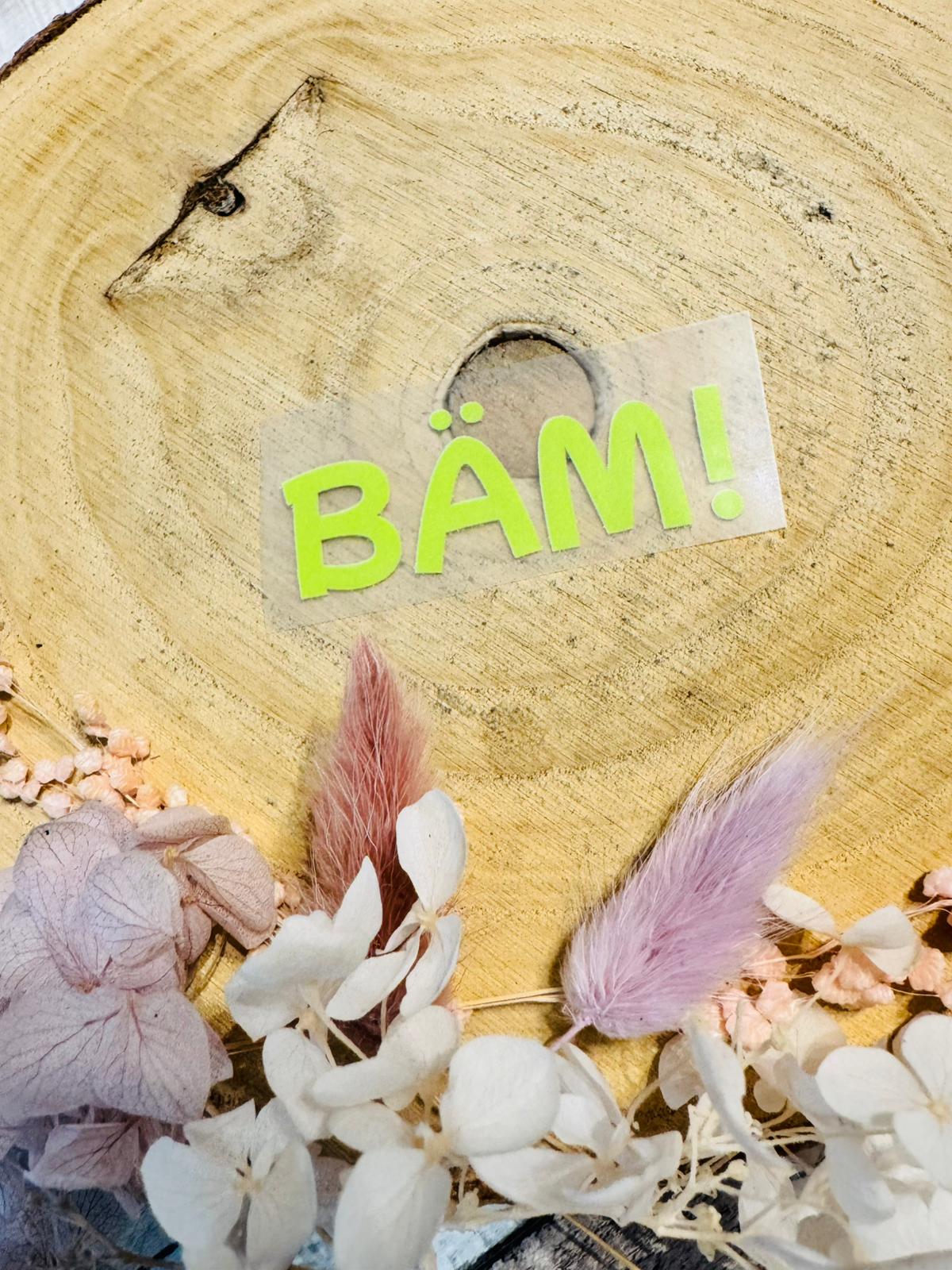 aufbügelbares Label mit dem Spruch BÄM in neogrün abgebildet
