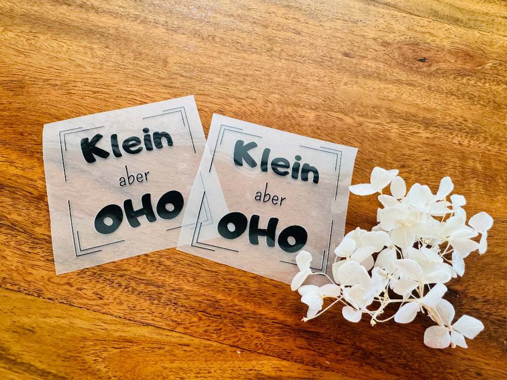tolles Bügellabel mit dem Spruch Klein aber oho in schwarzer Schrift