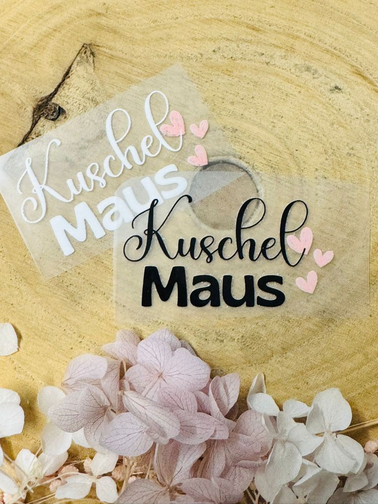 aufbügelbares Label mit dem Spruch KuschelMaus in schwarz und weiss und rosa herzchen