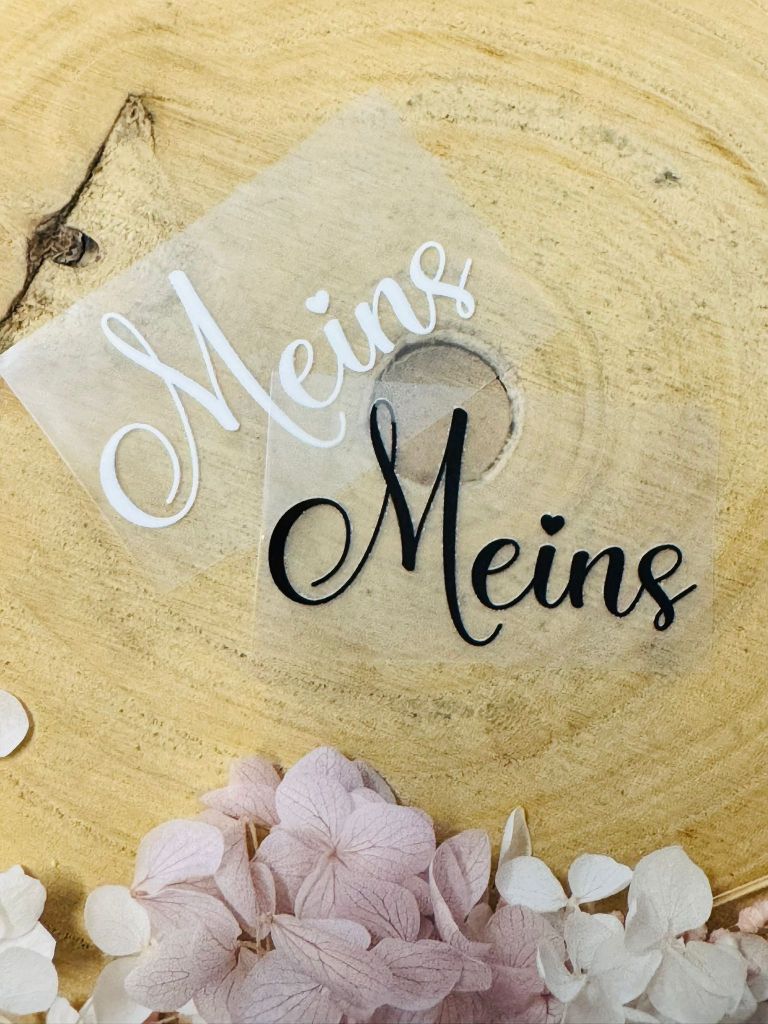aufbügelbares Label mit dem Spruch Meins in schwarz und weiss