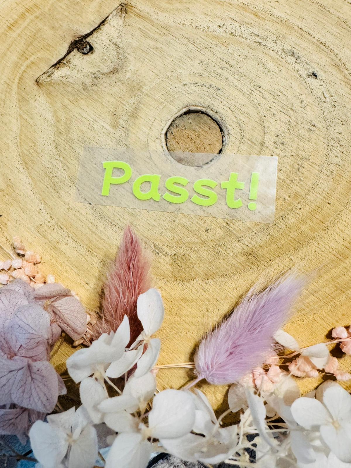 aufbügelbares Label mit dem Spruch Passt Ausrufezeichen in neogrün