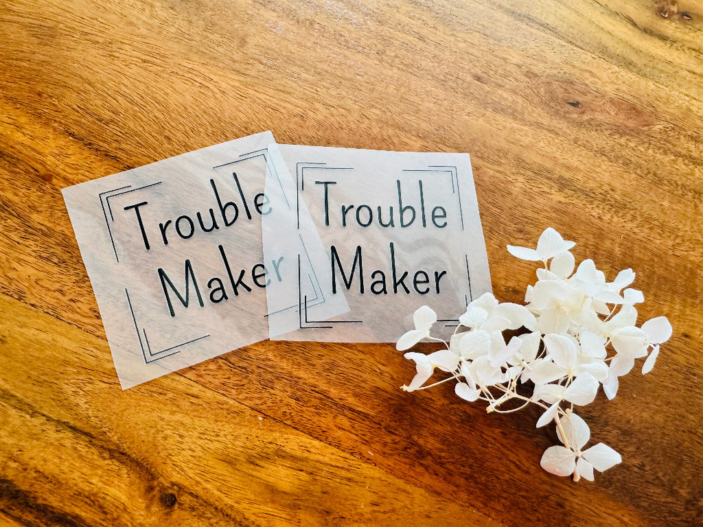 tolles Bügellabel mit dem Spruch Trouble Maker in schwarzen Buchstaben