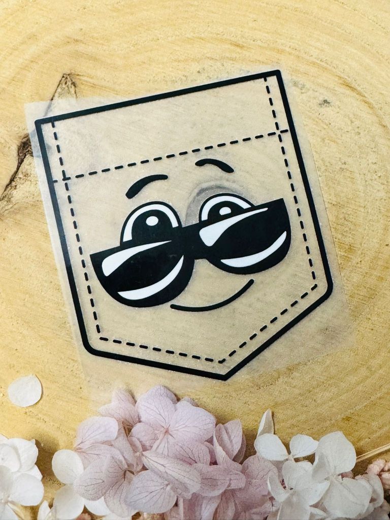 tolles Bügelbild im Stil einer Brusttasche mit einem happy Face abgebildet in schwarz