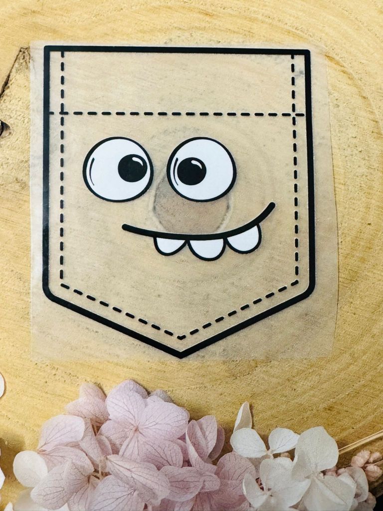 tolles Bügelbild im Stil einer Brusttasche mit einem Monstergesicht abgebildet in schwarz weiss